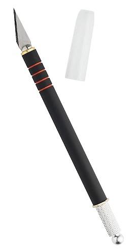 "Präzisionsmesser"

- mit freiem Arm zu handhabendes Erzeugnis, in Form eines stiftförmigen, zylindrischen Griffs
  aus Kunststoff, am Kopf mit einer Aufnahme für eine beidseitig geschliffene Klinge aus Stahl
  (bereits eingesetzt), mit einer Schutzkappe aus Kunststoff versehen

- Gesamtlänge: 16 cm

- zum präzisen Schneiden von verschiedenen Materialien

- in einer Blisterverpackung aufgemacht

Abbildung siehe Anlage.

Derartige Erzeugnisse gehören als "andere Schneidwaren mit Klinge aus unedlem Metall" zur Codenummer 8214 1000 00 0 des Zolltarifs.
