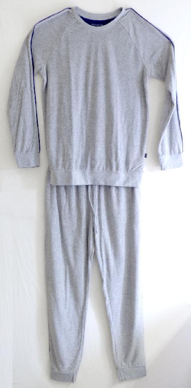 Pullover und lange Hose, sog. Herrenpyjama aus Wirkfrottee, Art. 178036, Größe M/50, Foto siehe Anlage,
- als zweiteilige Zusammenstellung, in einem Polybeutel verpackt,
- kein Schlafanzug, da die Kleidungsstücke nach ihren objektiven Merkmalen (insbesondere nach Schnitt,
  Material und Gesamteindruck) unterschiedslos im Bett oder an anderen Orten getragen werden können
  und daher nicht dazu bestimmt sind, ausschließlich oder im Wesentlichen als Nachtkleidung getragen zu
  werden,
- u. a. aufgrund der Art des Flächenerzeugnisses kein Trainingsanzug,
- keine Kombination im Sinne der Anmerkung 3 b) zu Kapitel 61, weil die Kleidungsstücke nicht aus
  ein und demselben Flächenerzeugnis hergestellt sind,
- getrennte Einreihung aller Bestandteile, weil die Kleidungsstücke nicht zusammen in eine Position
  eingereiht werden können,
- lange Hose:
-- aus ca. 1,7 mm dicken, buntgewirkten Schlingengewirken (melierte Garne) mit einer Schlingenober-
   fläche und einem Grund aus laut Antrag 40 % Modal (künstliche Chemiefasern), 20 % Polyester
   (synthetische Chemiefasern) und 40 % Baumwolle,
-- in der Taille abschließend, mit einem elastischen Taillenbund mit Kordelzug,
-- ohne Öffnung und ohne Verschluss,
-- ohne Hinweise auf den Trägerkreis (unisex),
-- mit zwei eingesetzten, offenen Taschen,
-- entlang der Seitennähte mit kontrastfarbenen Paspeln verziert,
-- mit knöchellangen Hosenbeinen, an den Beinabschlüssen mit gerippt gewirkten, verengenden Bünd-
   chen.

"Lange Hose, aus Gewirken, für Frauen, aus künstlichen Chemiefasern"