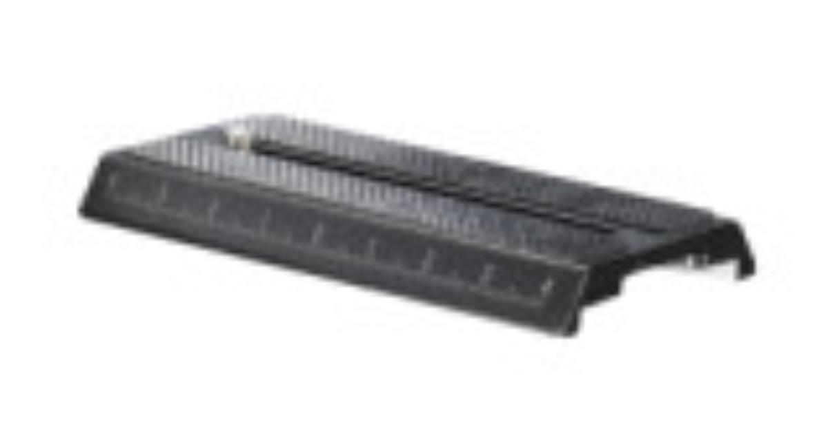 Es handelt sich um eine aus gegossenem Aluminium (Aluminiumlegierung) hergestellte sog. Schnellwechselplatte in den Abmessungen von 100 mm x 50 mm x 11 mm (L x B x H), bestehend aus einer spezifisch geformten, nahezu rechteckigen Aufnahmevorrichtung und einer darin befestigten Schraube sowie einer sog. Fallsicherung, je aus Stahl. Die mit einer Skalierung versehene Ware ist auf der Oberseite mit rutschhemmenden Puffern aus Kunststoff oder Kautschuk (sog. Gummierung) ausgestattet. Sie wird an einem Kamerastativkopf (nicht Gegenstand der vZTA) befestigt und dient zur schnellen Montage einer Kamera (ebenfalls nicht Gegenstand dieser vZTA). Die Ware ist in einem Polybeutel verpackt.
Aluminium herrscht gegenüber Stahl gewichtsmäßig vor.
-Antragstellerangaben-

Eine Einreihung in die Position 9620 kommt nicht in Betracht, da Teile und Zubehör für Stative vom Wortlaut dieser Position nicht erfasst sind. Auch eine Einreihung in das Kapitel 90 ist ausgeschlossen, da die Schnellwechselplatte für die Befestigung von verschiedenen Kameras (z. B. Fotoapparat, Digitalkamera) geeignet ist und somit kein Zubehör vorliegt, das erkennbar hauptsächlich für einen analogen Fotoapparat oder für ein Blitzlicht des Kapitels 90 bestimmt ist.

Abbildung siehe Anlage.

Derartige Erzeugnisse gehören als "andere (als in den Unterpositionen 7616 10 und 7616 91 genannte) Waren aus Aluminium, gegossen, andere als solche der TARIC-Codes 7616 9910 10 bis 7616 9910 91" zum TARIC-Code 7616 9910 99.