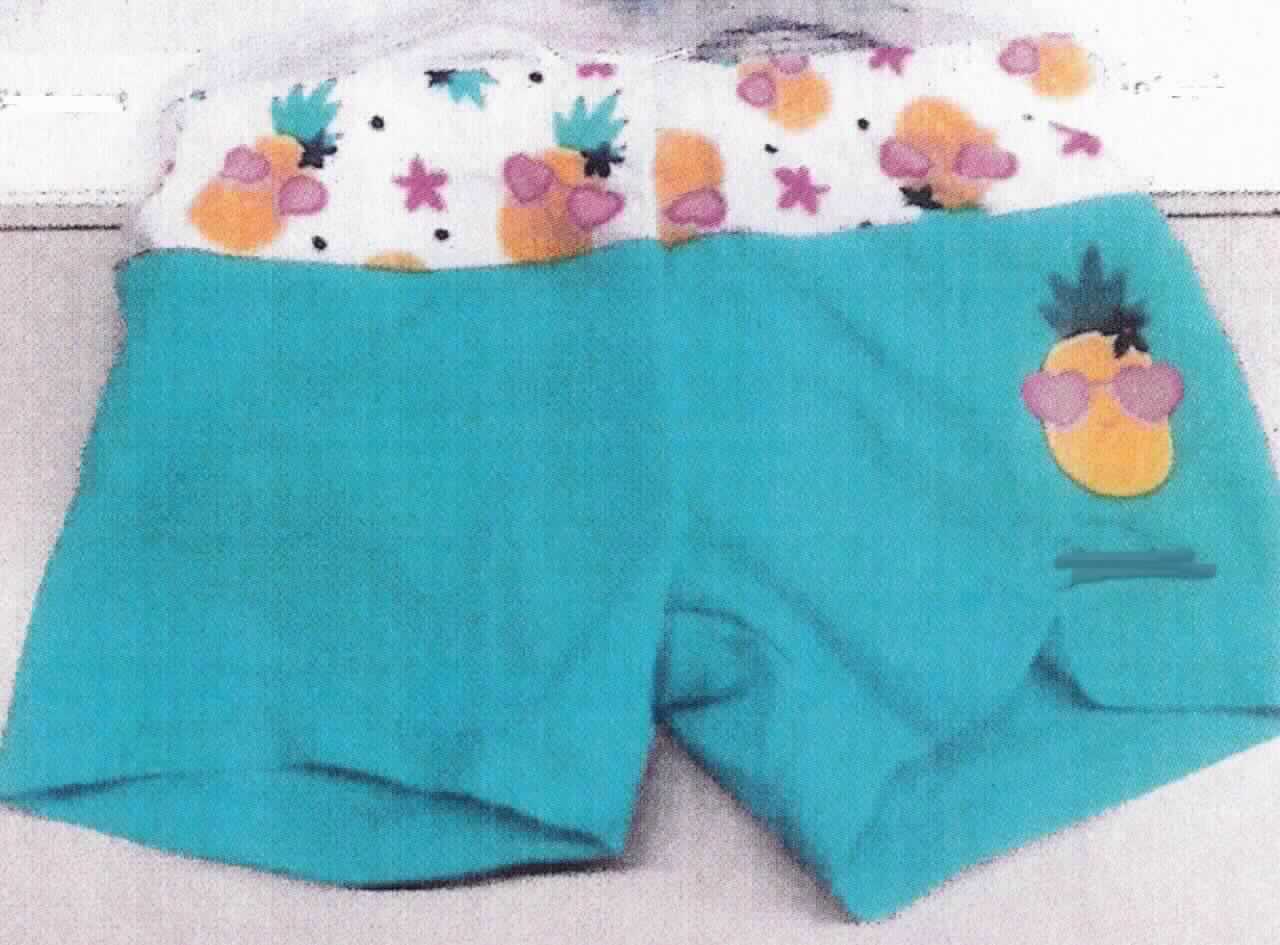 Badehose, sog. Kinderbadehose, Art. 2501813, Größe 110/116, Foto siehe Anlage,
- auf einem einfachen Kleiderbügel aus Kunststoff in einem Polybeutel verpackt,
- aus verschiedenen, ca. 0,6 mm dicken, einfarbigen bzw. bedruckten Gewirken aus laut Antrag 82 % Polyester 
  und 18 % Elasthan (beides synthetische Chemiefasern); ohne Kautschukfäden,
- in der Taille abschließend; mit einem eingezogenen "Gummiband" und einem Kordelzug,
- ohne Öffnung und ohne Verschluss,
- mit einem Innenfutter im Vorderteil (Hygieneeinlage); aufgrund der Ausstattung erkennbar Knabenkleidung,
- mit kurzen, gerade geschnittenen Hosenbeinen; am linken Hosenbein mit einem Aufdruck verziert, 
- an den Beinabschlüssen durch Umschlagen und Festnähen gesäumt,
- das Kleidungsstück lässt nach Schnitt, Material und Ausstattung erkennen, dass es dazu bestimmt ist, als 
  Badekleidung getragen zu werden.

"Badehose, aus Gewirken, für Knaben, aus synthetischen Chemiefasern, ohne Kautschukfäden"
