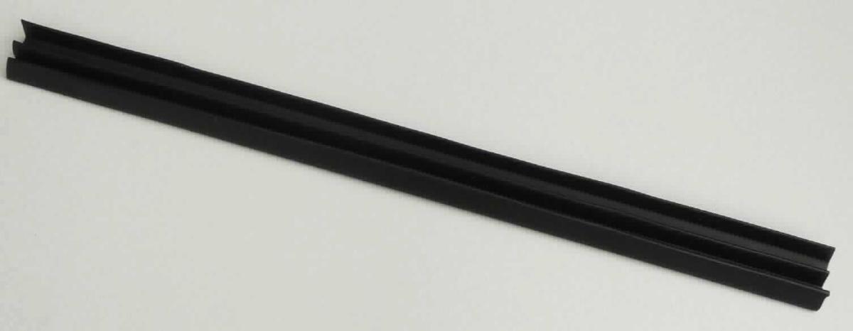 Angaben des Antragstellers:
Scheibendichtungsprofil aus dem Werkstoff TPE
Länge: 1 bzw. 2 m
Breite: 1,2 cm

Untersuchungsergebnisse an einem Warenmuster:
Es wurde ein Profil (Breite: ca. 1,2 cm) aus einem schwarzen, elastischen Kautschukmaterial vorgelegt, das einsetig mit drei unterschiedlich langen Dichtlippen versehen ist.

Befund:
Es liegt ein Profil aus Vollkautschuk im Sinne der Unterposition (KN) 4008 2900 vor.