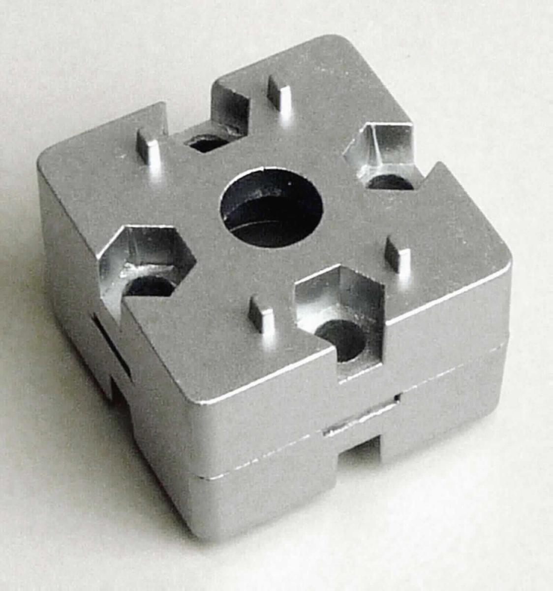 Es handelt sich um sog. Plattenverbinder in Form von quadratischen Erzeugnissen aus Aluminiumdruckguss, die ihrer Verwendung entsprechend mit Aussparungen versehen sind und insgesamt fünf Bohrungen und vier Rastnasen aufweisen. Die universell einsetzbaren Erzeugnisse dienen zum Herstellen einer T-Verbindung zwischen zwei Aluminiumprofilen (nicht Gegenstand der vZTA) und sind in einem Kunststoffbeutel verpackt.
- Antragstellerangaben -

Abbildung siehe Anlage. 

Derartige Erzeugnisse gehören als "andere (als in den Codenummern 7616 1000 10 0 bis 7616 9910 91 0 genannte) Waren aus Aluminium" zur Codenummer 7616 9910 99 0 des Zolltarifs