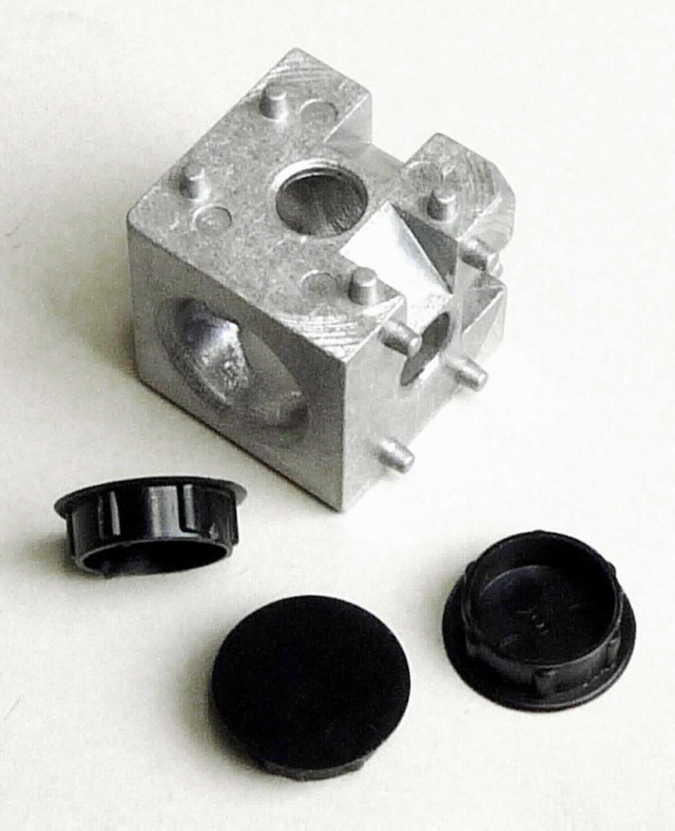 Es handelt sich um annähernd würfelförmige Erzeugnisse aus gegossenem Aluminium (Kantenlänge: etwa 30 mm), die mit verschiedenen runden Aussparungen (Durchmesser: etwa 1 cm bzw. 2 cm) und zwölf Rastnasen versehen sind. Die Waren dienen zur rechtwinkligen Verbindung von bis zu drei Aluminiumprofilen und sind universell einsetzbar. Eine Ware ist jeweils mit drei noch aufzusteckenden Abdeckkappen aus Kunststoff in einem Polybeutel verpackt. 
- Antragstellerangaben -

Abbildung siehe Anlage. 

Derartige Erzeugnisse gehören als "andere (als in den Codenummern 7616 1000 10 0 bis 7616 9910 91 0 genannte) Waren aus Aluminium" zur Codenummer 7616 9910 99 0 des Zolltarifs.