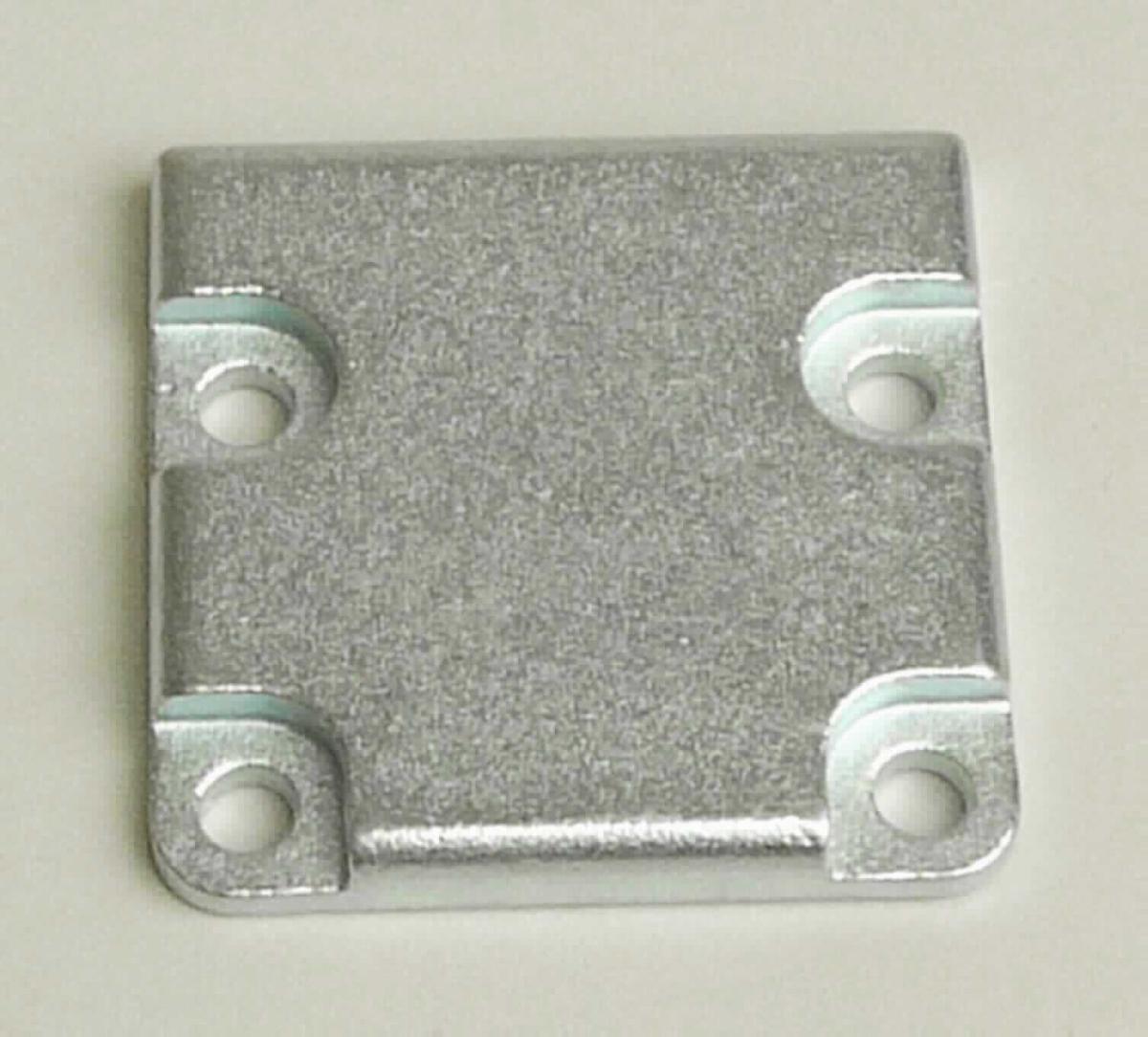Abschlussplatte aus Stahlguss

Bei der Ware handelt es sich um ein annähernd quadratisches Flacherzeugnis aus Stahlguss. Das Erzeugnis weist 4 Bohrungen auf und dient als Abdeckung von Aluminiumprofilen. 
Eine Einreihung als Konstruktionsteil in die Position 7308 ist aufgrund der vielseitigen Verwendbarkeit ausgeschlossen.

Die Ware ist als "andere Ware aus Stahl, gegossen" in die Codenummer 7325 9990 90 0 des Zolltarifs einzureihen.