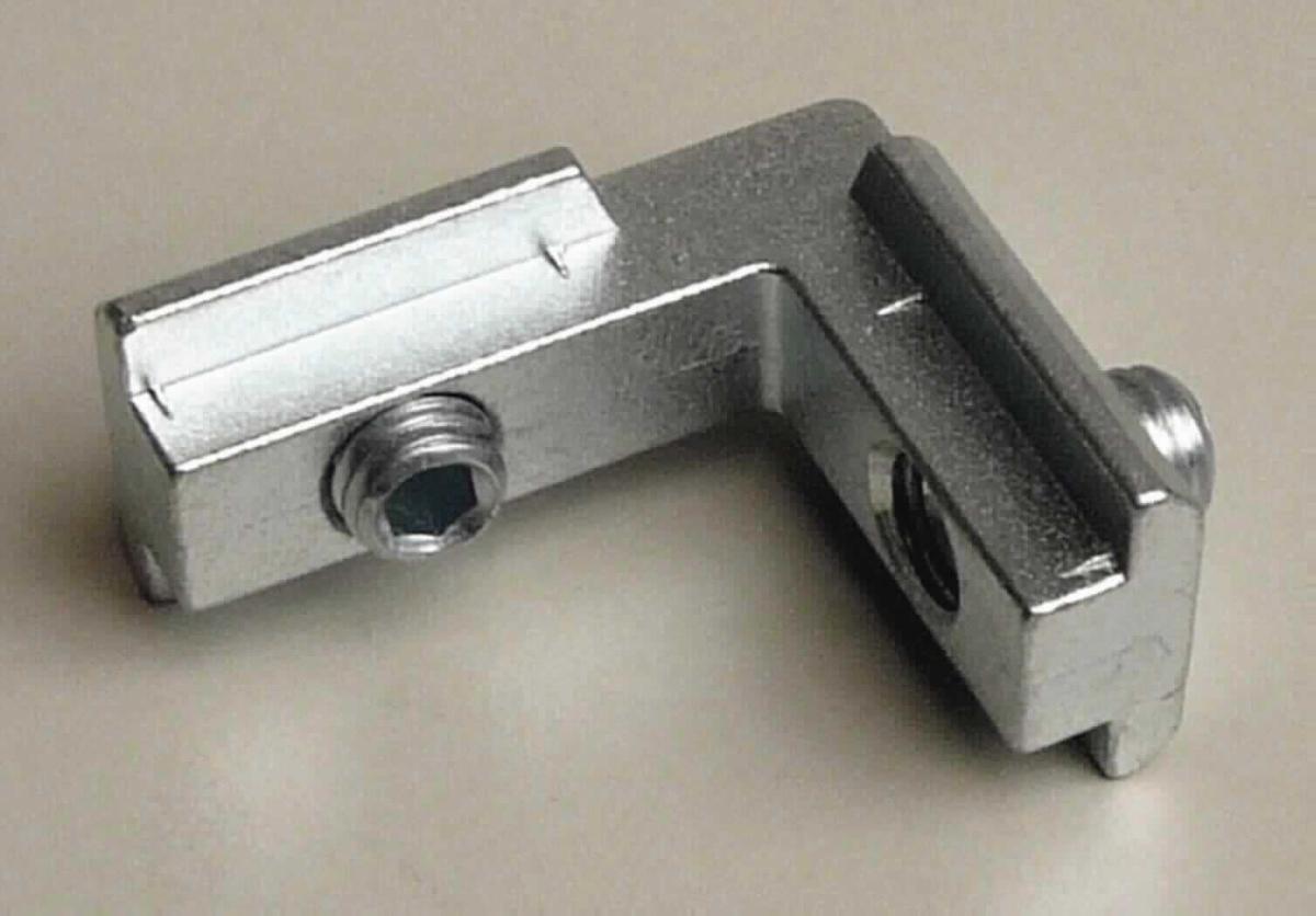 Profilverbinder aus Stahlguss

Bei der Ware handelt es sich um ein annähernd L-förmiges, metallisches Erzeugnis aus Stahldruckguss. Das Erzeugnis weist an jedem Schenkel eine Durchgangsbohrung mit Gewinde auf. Darin befinden sich jeweils eine Madenschraube mit Innensechskant.
Das Erzeugnis dient zum rechteckigen Verbinden von Aluminiumprofilen. 
Eine Einreihung als Konstruktionsteil in die Position 7308 ist aufgrund der vielseitigen Verwendbarkeit ausgeschlossen.

Die Ware ist als "andere Ware aus Stahl, gegossen" in die Codenummer 7325 9990 90 0 des Zolltarifs einzureihen.