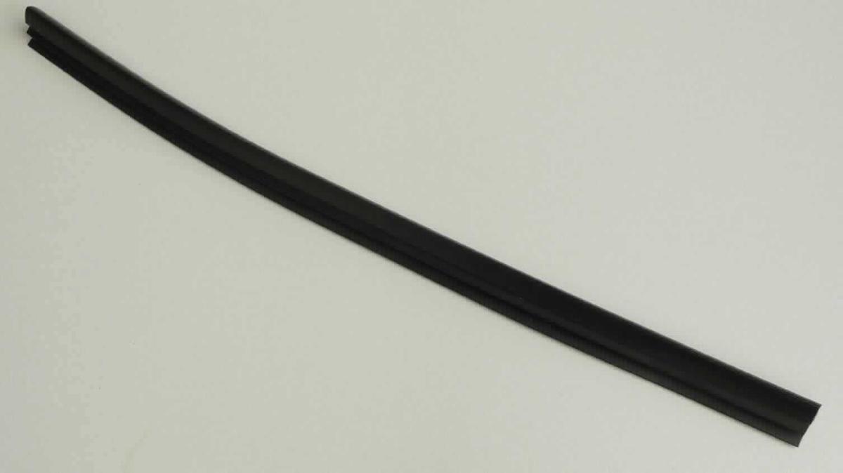 Angaben des Antragstellers:
Scheibendichtungsprofil aus dem Werkstoff EPDM
Länge: 1 bzw. 2 m
Breite: 1,2 cm

Untersuchungsergebnisse an einem Warenmuster:
Es wurde ein Profil (Breite: ca. 1,2 cm) aus einem schwarzen, elastischen Material vorgelegt, das einseitig mit drei unterschiedlich langen Dichtlippen versehen ist.

Befund:
Es liegt ein Profil aus Vollkautschuk im Sinne der Unterposition (KN) 4008 2900 vor.