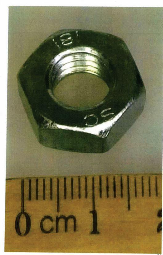 Es handelt sich um unterschiedlich große Muttern aus Stahl (kein nicht rostender Stahl), mit einem Außensechskant und mit einem metrischen Innengewinde (M14 bis M16).
Die Muttern sind lose entsprechend ihrer Größe in Pappkartons verpackt.
- Antragstellerangaben -

Abbildung siehe Anlage.

Derartige Erzeugnisse gehören als "andere Muttern aus Stahl (kein nicht rostender Stahl), mit Gewinde, mit einer Lochweite von mehr als 12 mm" zum TARIC-Code 7318 16 99 90.