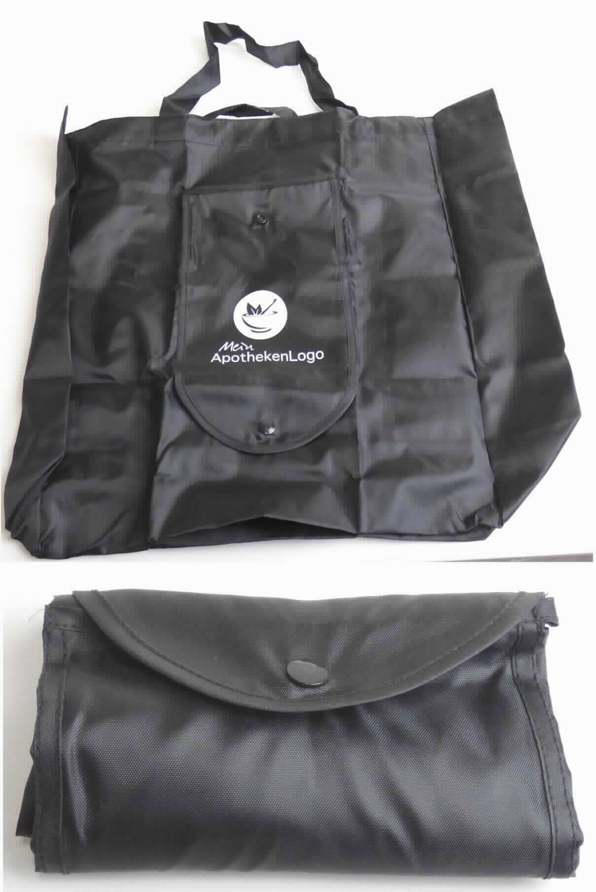 Einkaufstasche, sog. faltbarer Shopper, schwarz (Art. Nr. 900716), Foto siehe Anlage, 
- vollständig aus Spinnstoffen (lt. Antrag Polyester), 
- mit zwei integrierten Tragegriffen, 
- einseitig mit einem Firmenlogo bedruckt, 
- mit einer aufgesetzten Tasche und daran anschließender Lasche mit Druckknopfverschluss; 
  dieser dient nach dem Zusammenfalten der Tasche der Fixierung, 
- mit den Abmessungen (flachliegend) von ca. 47 cm (Breite) x 38,5 cm (Höhe), 
- keine Hinweise auf Handarbeit.

"Einkaufstasche, mit Außenseite aus Spinnstoffen, nicht handgearbeitet"