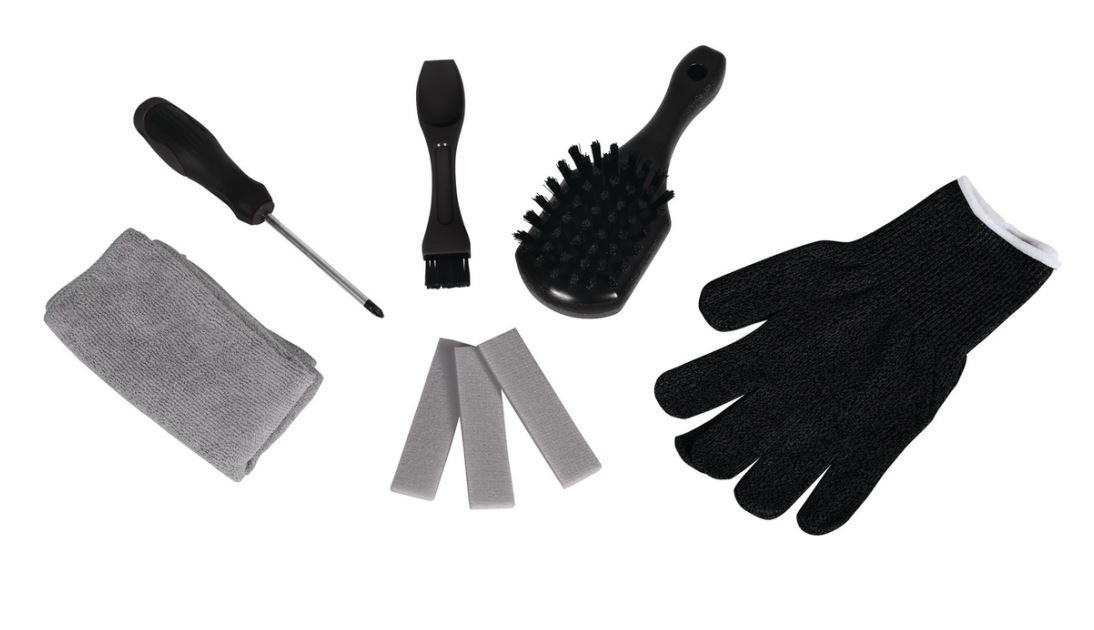 Bei dem Reinigungsset (Artikelnummer: 3414025) handelt es sich um eine Warenzusammenstellung in Aufmachung für den Einzelverkauf, bestehend aus
- einem Paar Handschuhe,
- einem Mikrofasertuch,
- drei Schleifpads,
- einem Schraubendreher,
- einer Ware mit verschiedenen Funktionen, vollständig aus Kunststoff, an einer Seite zu einem Spatel und an der anderen Seite zu einer Bürste ausgearbeitet, die in die zuletzt genannte, der in Betracht kommenden Positionen einzureihen ist und
- einer Bürste ebenfalls aus Kunststoff.

Die Waren sind gemeinsam in einem Karton für den Einzelverkauf aufgemacht und dienen zum Reinigen von Mähroboter. Ein charakterverleihender Bestandteil ist nicht feststellbar. Die Warenzusammenstellung wird deshalb in die letztgenannte, der gleichermaßen in Betracht kommenden Positionen eingereiht.

Die Warenzusammenstellung wird als "andere als in den Unterpositionen 9603 1000 bis 9603 9091 erfasste Bürste" eingereiht.