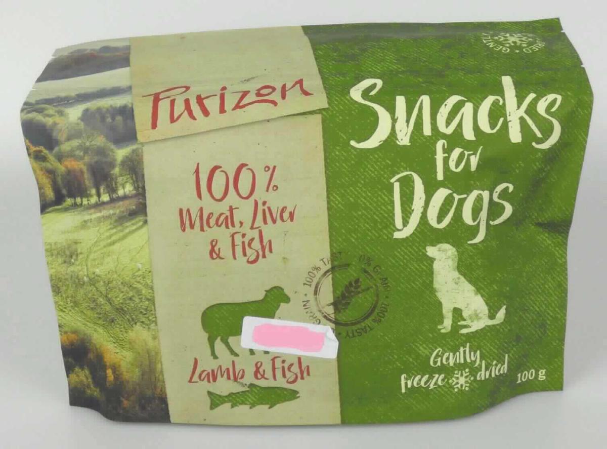 Ergänzungsfuttermittel für Hunde. Der Hundesnack wird aus verschiedenen tierischen Erzeugnissen hergestellt und und am Ende gefriergetrocknet. Es liegen vertrauliche Informationen vor.

Originalstandfolienbeutel in Aufmachung für den Einzelverkauf als Hundefutter, darin trockene, weiche, homogen erscheinende Stücke (Kantenlänge ca. 1,0 cm bis 1,2 cm).
Glucose, Glucosesirup, Maltodextrin, Maltodextrinsirup, Stärke und Milcherzeugnisse (laut Angabe): nicht enthalten.

Durch die Verarbeitung sind wesentliche Merkmale der Ausgangserzeugnisse verloren gegangen.

Zubereitung von der zur Fütterung verwendeten Art, Hunde- und Katzenfutter, in Aufmachung für den Einzelverkauf, weder Glucose, Glucosesirup, Maltodextrin, Maltodextrinsirup, Stärke noch Milcherzeugnisse enthaltend.