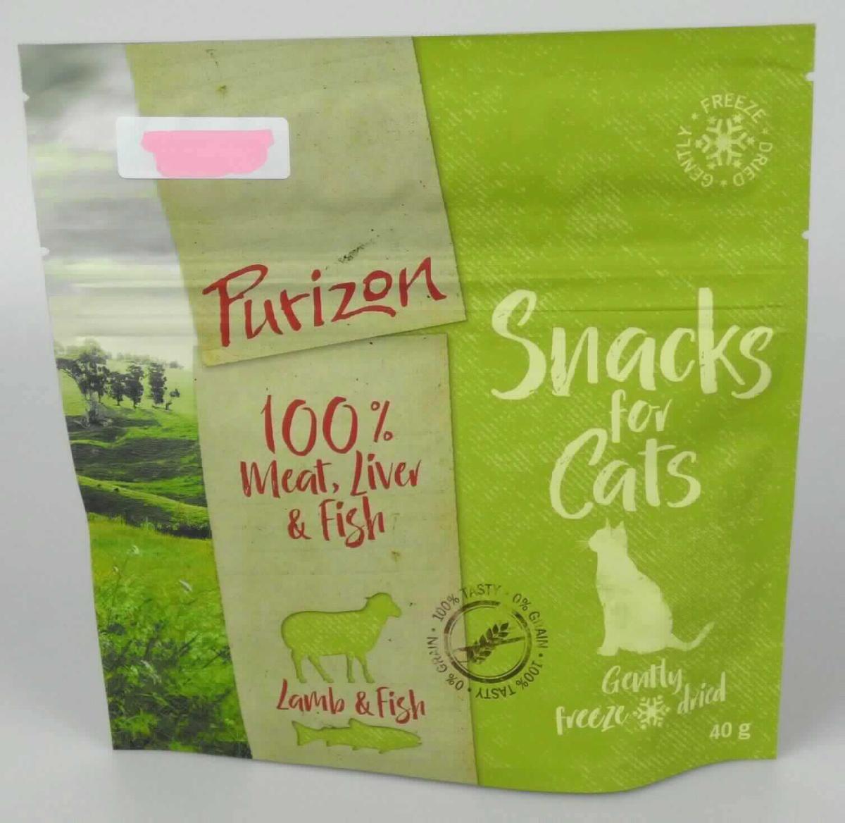 Ergänzungsfuttermittel für Katzen. Der Katzensnack wird aus verschiedenen tierischen Erzeugnissen hergestellt und am Ende gefriergetrocknet. Es liegen vertrauliche Informationen vor.

Originalstandfolienbeutel in Aufmachung für den Einzelverkauf als Katzenfutter, darin trockene, weiche, homogen erscheinende Stücke (Kantenlänge ca. 0,8 cm bis 1,0 cm).
Glucose, Glucosesirup, Maltodextrin, Maltodextrinsirup, Stärke und Milcherzeugnisse (laut Angabe): nicht enthalten.

Durch die Verarbeitung sind wesentliche Merkmale der Ausgangserzeugnisse verloren gegangen.

Zubereitung von der zur Fütterung verwendeten Art, Hunde- und Katzenfutter, in Aufmachung für den Einzelverkauf, weder Glucose, Glucosesirup, Maltodextrin, Maltodextrinsirup, Stärke noch Milcherzeugnisse enthaltend.