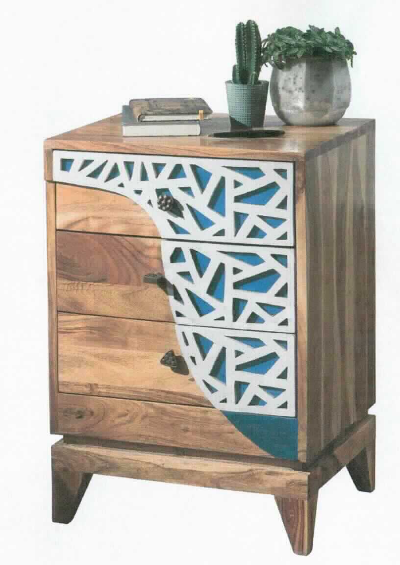 Bei der als "Nachtkonsole ANJU, Art.Nr. WL5.393" bezeichneten Ware handelt es sich um ein Holzmöbel mit den Maßen 45 x 65 x 40 cm (BxHxT).
Die Kommode besteht aus einem Korpus mit vier Standfüßen, einer oberen Ablagefläche sowie drei Schubladen mit Metallgriff.
Das auf den Boden zu stellende Möbel dient der dauerhaften Ausstattung von Wohnungen, insbesondere aufgrund der Gestaltung und Höhe als Nachttisch bzw. Nachtkonsole.

Die in einem Karton verpackte Ware ist als "anderes als von den Positionen 9401 und 9402 erfasstes Möbel, aus Holz, von der in Schlafzimmern verwendeten Art" einzureihen.