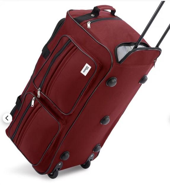Reisetasche, sog. Rollenreisetasche, Foto siehe Anlage,
- nach den Antragsangaben:
- - mit einer Außenseite aus Spinnstoffen,
- - am Bodenteil mit vier Stellfüßen aus Kunststoff,
- - mit einem ausziehbaren Griff zum Ziehen der Reisetasche auf zwei Rollen (Trolleyfunktion),
    der bei Nichtgebrauch in einem Reißverschlussfach versenkbar ist,
- - mit zwei zusammenfassbaren Tragegriffen und einem Handtragegriff an einer Schmalseite,
- - an einer Längsseite mit zwei aufgesetzten Reißverschlussfächern,
- - an einer Schmalseite mit einem eingesetzten Reißverschlussfach,
- - das Hauptfach ist mit einem an drei Seiten umlaufenden Reißverschluss versehen; zusätzlich
    mit einem Hängeschloss aus unedlem Metall versehen,
- - - teilweise gefüttert; ohne Inneneinteilung,
- - mit den Abmessungen: ca. 70 cm (Länge) x 36 cm (Breite) x 34 cm (Höhe),
- - in unterschiedlichen Farben,
- ohne Hinweise auf Handarbeit.

"Reisetasche, mit Außenseite aus Spinnstoffen, nicht handgearbeitet"