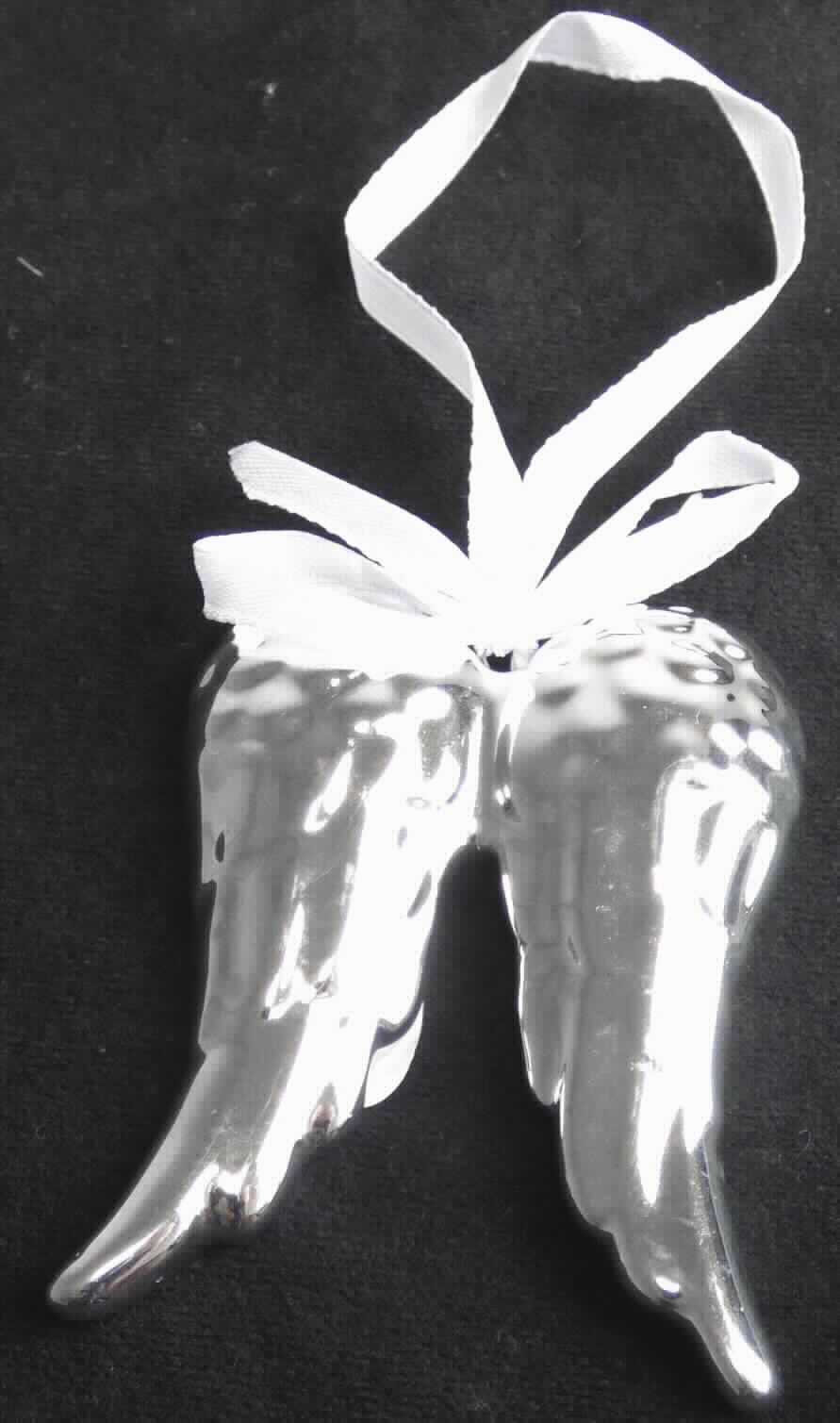 Keramischer Ziergegenstand, sog. Engelsflügel silber (Art. 800587), Foto siehe Anlage, 
- in Form eines silberfarbenen, glasierten, zusammenhängenden Engelsflügelpaares,
- - mit einem Spinnstoffband zum Aufhängen ausgestattet,
- mit den Abmessungen von ca. 1,3 cm (Höhe) x 8,0 cm (Länge) x 6,4 cm (Breite), 
- keramisches Erzeugnis, nach der Formgebung gebrannt, tonmineralhaltiges Material enthaltend, 
- nach dem Ergebnis der wissenschaftlichen Untersuchung aus Steingut, 
- laut Antrag handgearbeitet.

"Keramischer Ziergegenstand, aus Steingut, handgearbeitet"