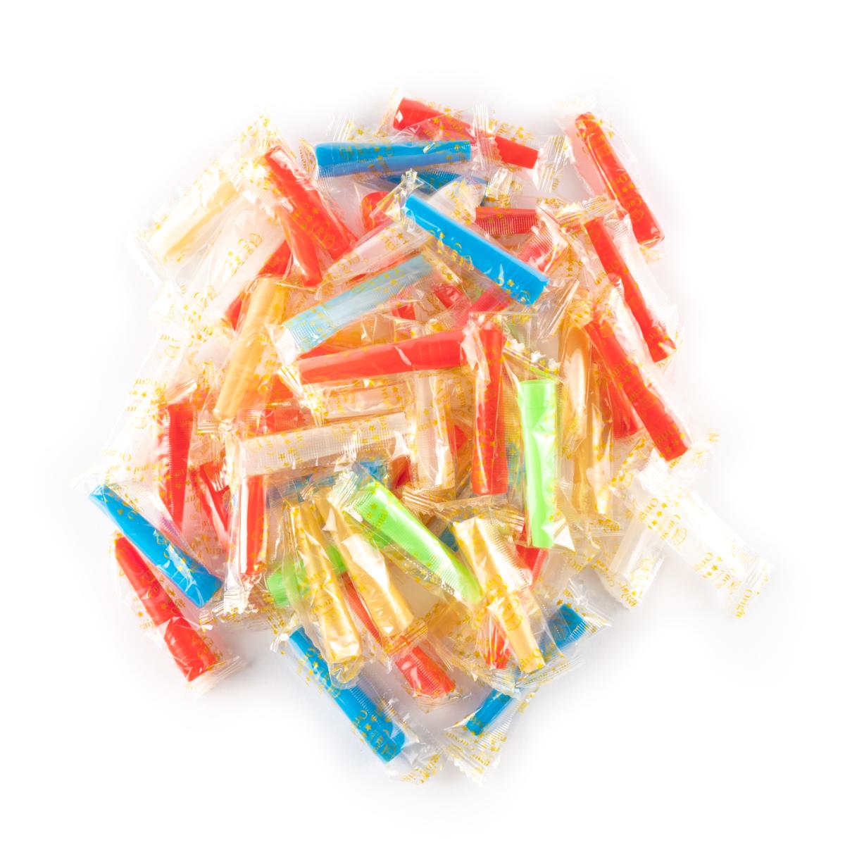 Bei der als "Shisha Mundstücke" bezeichneten Ware handelt es sich um Mundstücke von Wasserpfeifen. Sie bestehen aus Kunststoff, sind ca. 60 mm lang und haben einen Durchmesser zwischen 11 und 6 mm. Sie werden auf den Schlauch der Wasserpfeife gesteckt und kommen in unterschiedlichen Farben vor. Jedes Mundstück ist einzeln verpackt, wobei in einem Beutel 100 Mundstücke enthalten sind.

Die Ware ist als erkennbares Teil von Tabakpfeifen einzureihen.