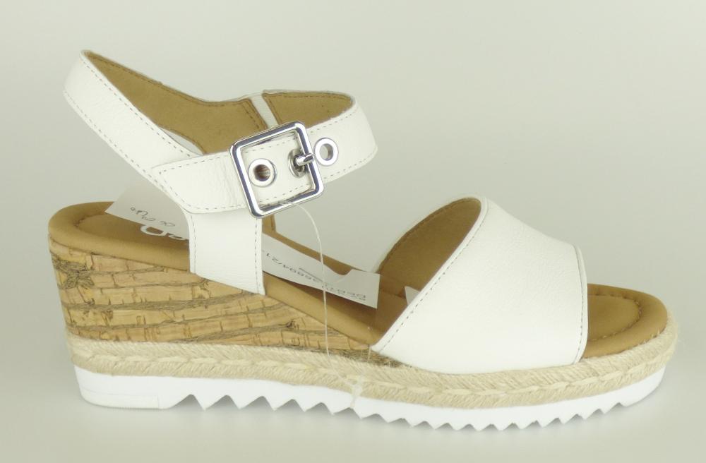 Sandalen mit Absatz, Größe 4,5, Foto siehe Anlage,
- mit Laufsohlen aus Kautschuk/Kunststoff; ohne Hauptsohle aus Holz,
- mit zehenfreiem Oberteil (nicht geschlossenes Blatt) aus Leder (den größten Teil der Außenfläche
  bildend) und Spinnstoff,
- mit Schnallenverschluss,
- nicht den Knöchel bedeckend,
- mit einer größten Höhe des Absatzes und der Sohle von ca. 6,5 cm.

"Schuhe mit Laufsohlen aus Kautschuk/Kunststoff und Oberteil aus Leder, andere als in den 
 Unterpositionen 6403 1200 bis 6403 9905 genannte, mit nicht geschlossenem Blatt, mit Absatz
 und Sohle mit einer größten Höhe von mehr als 3 cm"