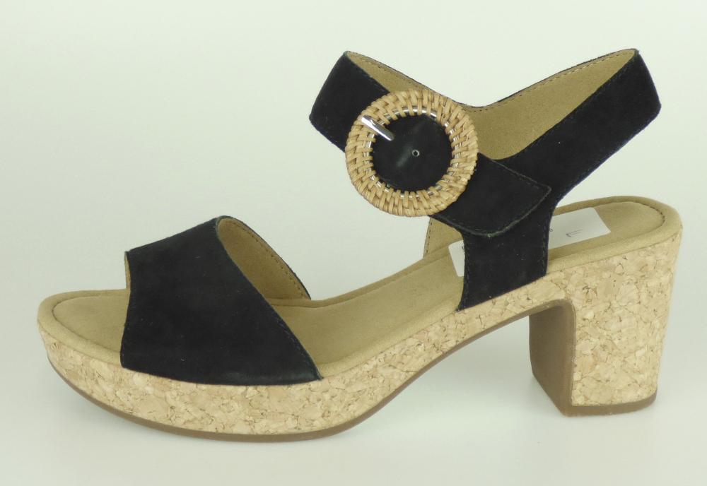 Sandalen mit Absatz, Größe 4,5, Foto siehe Anlage,
- mit Laufsohlen aus Kautschuk/Kunststoff; ohne Hauptsohle aus Holz,
- mit zehenfreiem Oberteil (nicht geschlossenes Blatt) aus Leder,
- mit Schnallenverschluss,
- nicht den Knöchel bedeckend,
- mit einer größten Höhe des Absatzes und der Sohle von ca. 7 cm.

"Schuhe mit Laufsohlen aus Kautschuk/Kunststoff und Oberteil aus Leder, andere als in den 
 Unterpositionen 6403 1200 bis 6403 9905 genannte, mit nicht geschlossenem Blatt, mit Absatz
 und Sohle mit einer größten Höhe von mehr als 3 cm"