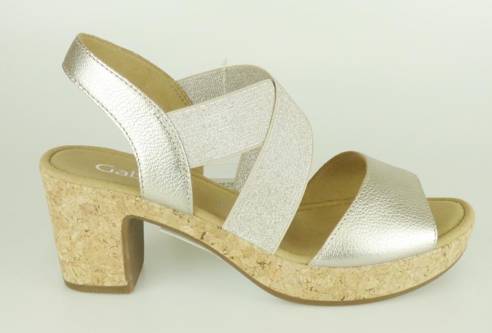 Sandalen mit Absatz, Größe 4,5, Foto siehe Anlage,
- mit Laufsohlen aus Kautschuk/Kunststoff; ohne Hauptsohle aus Holz,
- mit zehenfreiem Oberteil (nicht geschlossenes Blatt) aus Leder (den größten Teil der Außenfläche
  bildend) und Spinnstoff,
- nicht den Knöchel bedeckend,
- mit einer größten Höhe des Absatzes und der Sohle von ca. 7 cm.

"Schuhe mit Laufsohlen aus Kautschuk/Kunststoff und Oberteil aus Leder, andere als in den
 Unterpositionen 6403 1200 bis 6403 9905 genannte, mit nicht geschlossenem Blatt, mit Absatz
 und Sohle mit einer größten Höhe von mehr als 3 cm"