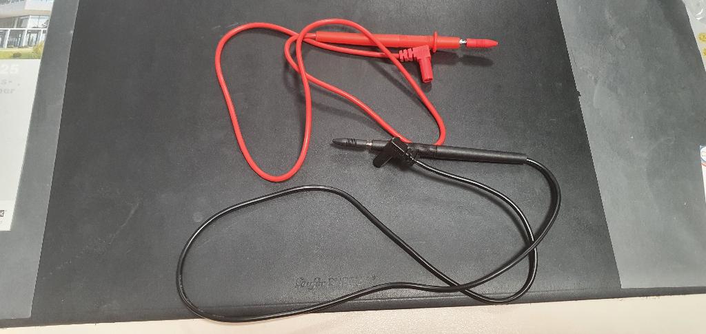 Kabelset, sog. "Messleitungen für Multimeter", 
- bestehend aus zwei isolierten elektrischen Litzenleitern aus Kupfer
  jeweils in einem Kabelmantel (rot bzw. schwarz), an einem Ende jeweils mit einem
  Labor-Büschelstecker (sog. Bananenstecker), am anderen Ende jeweils mit einer Mess- bzw.
  Prüfspitze mit Schutzkappe ausgestattet, 
- mit einer Länge von jeweils insgesamt ca. 89 cm,
- für eine Spannung von max. 1000 Volt,
- zur Weiterleitung der zu messenden elektrischen Größe (z.B. Spannung, Widerstand)
  an ein entsprechendes Messgerät (z.B. Multimeter; nicht Gegenstand dieser vZTA-Entscheidung)
  nach Herstellung des Kontaktes mittels der Mess- bzw. Prüfspitzen.

Die Ware ist als "isoliertes elektrisches Kabel, keine Ware der Unterpositionen (HS) 8544 11 bis 8544 30, für eine Spannung von 1000 Volt oder weniger, mit Anschlussstücken versehen, nicht von den Codenummern 8544 4210 00 0 bis 8544 4290 80 0 erfasst" einzureihen.