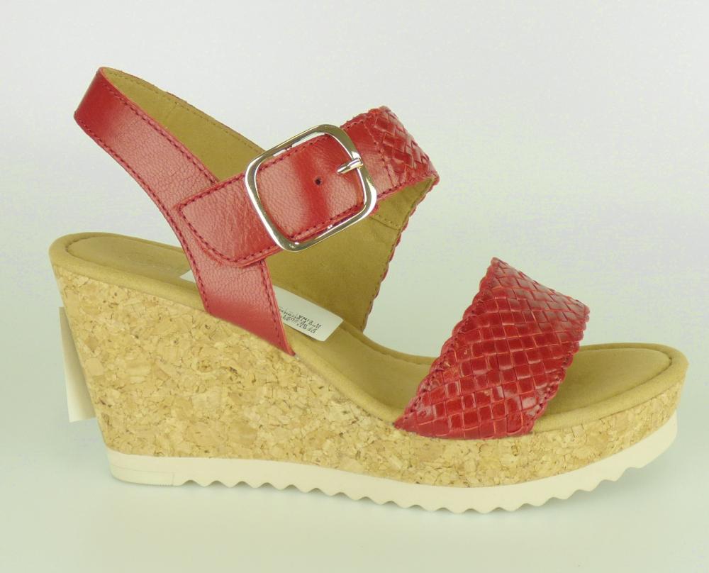 Sandalen mit Absatz, Größe 4,5, Foto siehe Anlage,
- mit Laufsohlen aus Kautschuk/Kunststoff; ohne Hauptsohle aus Holz,
- mit zehenfreiem Oberteil (nicht geschlossenes Blatt) aus Leder,
- mit Klettverschluss, zusätzlich mit einer Schnalle versehen,
- nicht den Knöchel bedeckend,
- mit einer größten Höhe des Absatzes und der Sohle von ca. 8,5 cm.

"Schuhe mit Laufsohlen aus Kautschuk/Kunststoff und Oberteil aus Leder, andere als in den 
 Unterpositionen 6403 1200 bis 6403 9905 genannte, mit nicht geschlossenem Blatt, mit Absatz
 und Sohle mit einer größten Höhe von mehr als 3 cm"