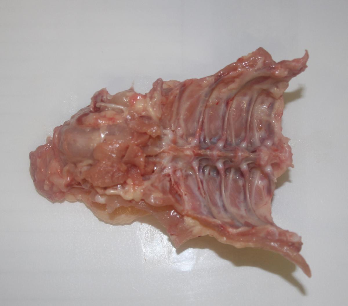 Nach den Antragsangaben handelt es sich um die frischen, auf 4 °C gekühlten Karkassen von Hähnchen (Haushühner der Art Gallus domesticus), ohne Zusatz von weiteren Stoffen.
Die Karkassen fallen nach dem Schlachten bei der weiteren Bearbeitung im Lebensmittelherstellungsbetrieb an und sind für die menschliche Ernährung geeignet. In der Zerlegung werden dabei zunächst die Flügel abgetrennt. Dann wird die Brustkappe abgetrennt, sodass Vorderrücken und Hinterhälfte (zwei Schenkel die über den Rücken verbunden sind) noch zusammenhängen. Im Anschluss wird der Vorderrücken von der Hinterhälfte getrennt. Die Brustkarkassen mit anhaftendem Fleisch (wie gewachsen) verbleiben als Schlachtnebenerzeugnisse.
Sie werden zur weiteren Verwendung bzw. Weiterverarbeitung als Lebensmittel oder Tierfutter lose in Kübeln oder in neutralen Kartonverpackungen vertrieben.

Zolltarifrechtlich handelt es sich um "Genießbare Schlachtnebenerzeugnisse von Hausgeflügel der Position 0105, frisch oder gekühlt, von Hühnern, andere als Lebern".