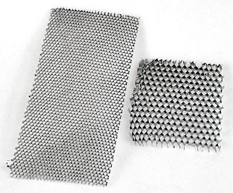Es handelt sich um quaderförmige Erzeugnisse mit wabenförmiger Struktur (Zellgrößen: 3,2 mm bis 9,5 mm) aus etwa 0,018 mm bis 0,102 mm dicken Folien aus verschiedenen Aluminiumlegierungen mit gewichtsmäßig vorherrschendem Aluminiumgehalt. Die aus perforierten oder nicht perforierten Folien hergestellten Erzeugnisse werden bei der Herstellung von Flugzeugteilen verwendet.
- Antragstellerangaben -

Abbildung siehe Anlage.

Derartige Erzeugnisse gehören als "andere (als in den Unterpositionen (KN) 7616 1000 bis 7616 9910 genannte) Waren aus Aluminium, nicht handgearbeitet, Aluminiumwabenblock, wie er beim Herstellen von Flugzeugteilen verwendet wird" zum TARIC-Code 7616 9990 15.