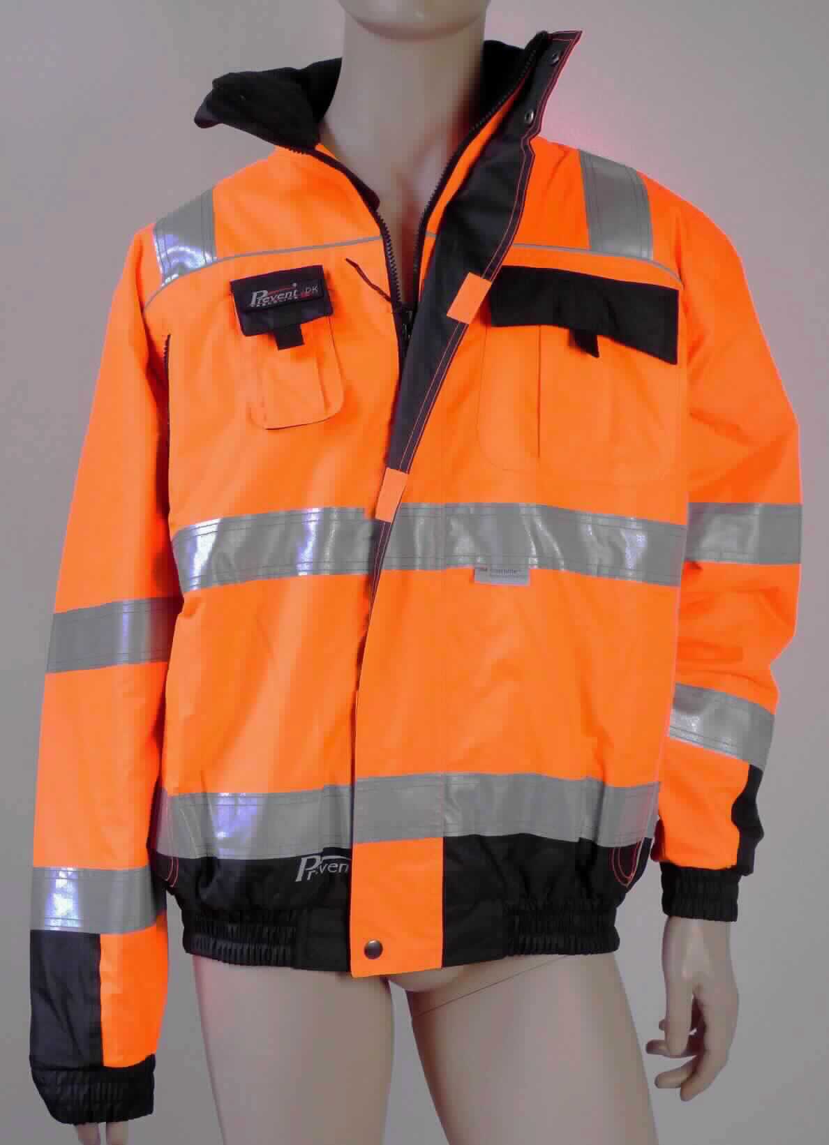 Blouson, sog. PREVENT TRENDLINE Pilotenjacke, Art: PTW-P/67, Größe M, Foto siehe Anlage,
- in einem Polybeutel mit eingelegter Produktinformation verpackt,
- aus verschiedenen ca. 0,3 mm dicken, einfarbigen, einseitig (Innenseite) mit Kunststoff (kein Zellkunststoff) 
  überzogenen Geweben der Position 5903 aus laut Antrag 100 % Polyester (synthetische Chemiefasern),
- durchgehend wattiert gefüttert,
- über den Schritt reichend (Rückenlänge: ca. 74 cm),
- mit einem Stehkragen, mit einrollbarer Kapuze mit Kordelzug,
- vorn mit einer durchgehenden Öffnung mit einem bis in die Kragenspitzen reichenden Reißverschluss, am oberen 
  Rand mit einer kurzen Überlappung von rechts über links; verdeckt von einer Patte mit Klett- und Druckknopf-
  verschluss von links über rechts (Männerkleidung),
- mit langen Ärmeln, die über den unteren Rand des Kleidungsstücks hinausreichen; an den Ärmelenden mit 
  elastisch verengten Bündchen,
- mit drei ein- bzw. aufgesetzten Brusttaschen sowie zwei  eingesetzten Taschen unterhalb der Taille,
- mit reflektierenden Paspelierungen sowie mehreren aufgenähten, ca. 5 cm breiten, reflektierenden Streifen 
  ausgestattet,
- auf der rechten Seite mit einem Schriftzug bedruckt,
- am unteren Rand mit einem angesetzten, verengenden Bund,
- wird im Allgemeinen über jeder anderen Kleidung und zum Schutz gegen das Wetter getragen, somit keine
  Jacke.

"Kleidung (Blouson) aus Erzeugnissen der Position 5903, aus Geweben, für Frauen"