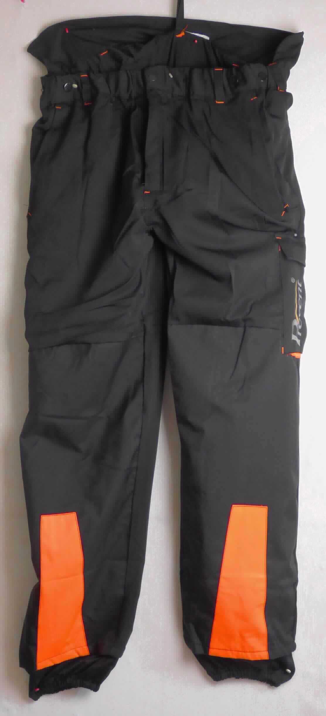 Lange Hose, sog. Prevent-Comfort Stretch Bundhose, Schnittschutz, Art. PFHO, Größe 62/64, 
Foto siehe Anlage,
- in einem Polybeutel mit eingelegter Produktinformation verpackt,
- aus ca. 0,4 mm dicken, einfarbigen Geweben aus laut Antrag 94 % Polyester und 6 % Spandex (beides 
  synthetische Chemiefasern),
- vorn im unteren Bereich der Hosenbeine aus ca. 0,4 mm dicken, einfarbigen, einseitig (Innenseite) mit 
  Kunststoff (laut Antrag: Polyvinylchlorid; kein Zellkunststoff) überzogenen Geweben der Position 5903, aus laut 
  Antrag 100 % Polyester (synthetische Chemiefasern), 
- in der Taille abschließend mit einem angesetzten, elastischen Bund mit Gürtelschlaufen, hinten mit einem 
  ca. 9 cm hochreichenden, angenähten Zuschnitt, der zur Befestigung von Hosenträgern dient (kein Rückenlatz, 
  somit keine Latzhose),
- vorn mit einer Öffnung mit Reißverschluss und Patte von links über rechts (Männerkleidung), die im Bund mit 
  einem Druckknopf geschlossen wird,
- mit verschiedenen ein- und aufgesetzten Taschen, teilweise mit Reißverschluss,
- im Bereich der Oberschenkelrückseite mit Belüftungsschlitzen versehen, die mit netzartig durchbrochenen 
  Gewirken unterlegt sind und mit einem Reißverschluss geschlossen werden,
- mit einem eingenähten, mehrlagigen Schutzgewebe (Schnittschutz),
- im Bereich der Schienbeine mit aufgenähten Zuschnitten aus signalfarbenen Geweben,
- mit knöchellangen Hosenbeinen; an den Abschlüssen durch Umschlagen und Festnähen gesäumt und mit einem
  eingenähten, sog. Schmutz- und Zeckenschutz aus Geweben ausgestattet, 
- lässt erkennen, dass sie dazu bestimmt ist, ausschließlich oder hauptsächlich zum Schutz anderer Kleidungs-
  stücke und/oder Personen bei Ausübung einer Gewerbe-, Berufs- oder Haushaltstätigkeit getragen zu werden,
- insbesondere im Hinblick auf den Umfang bestimmen die nicht mit Kunststoff überzogenen Gewebe gegenüber
  den Geweben der Position 5903 den wesentlichen Charakter der Ware.

"Lange Hose, aus Geweben, für Männer, aus synthetischen Chemiefasern, Arbeits- und Berufskleidung"