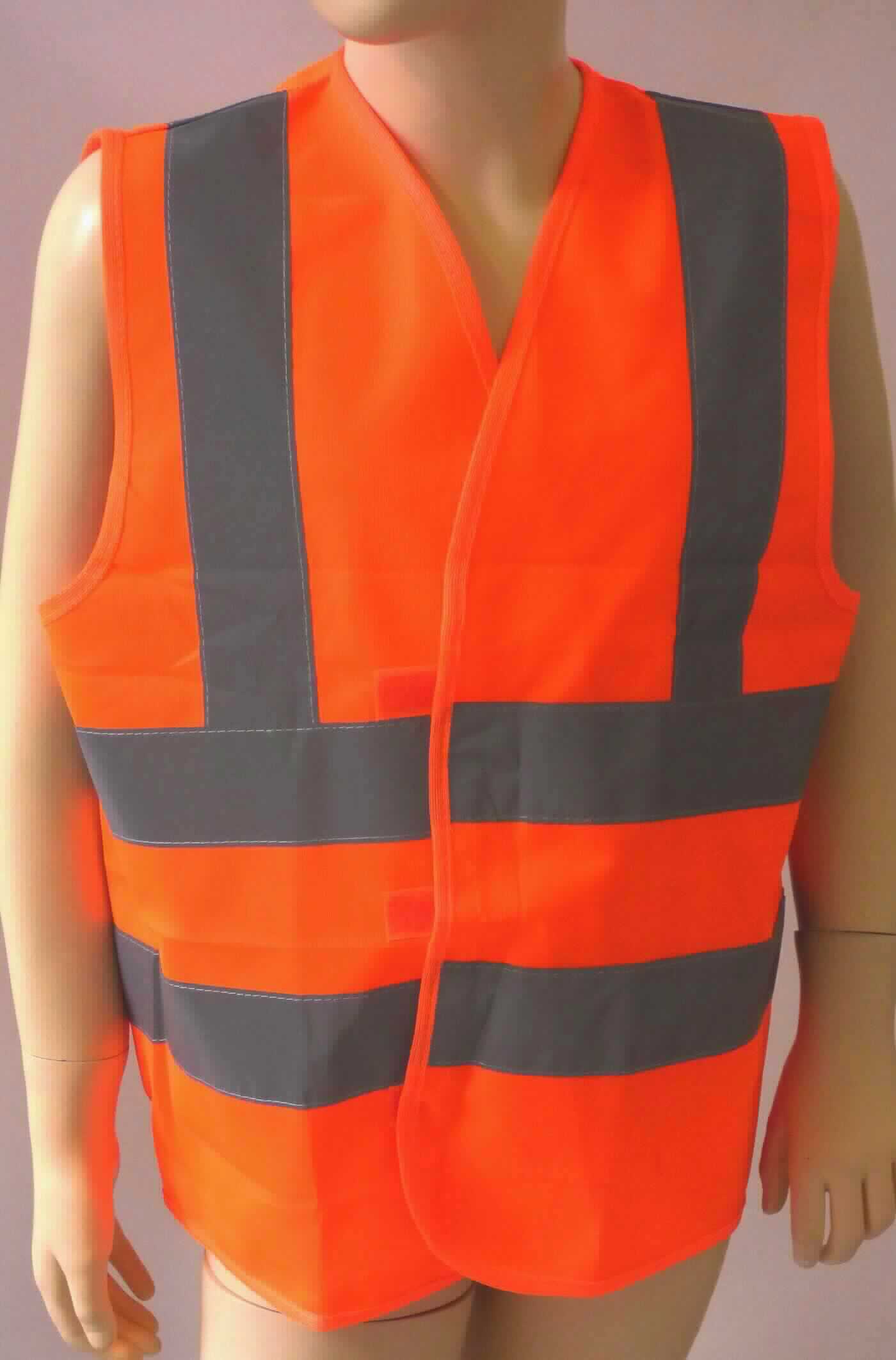 Weste, sog. Kinderwarnweste, Art. WTP3-100 (orange), für Kinder mit einer Körpergröße von bis zu 140 cm, 
Foto siehe Anlage,
- aus ca. 0,4 mm dicken, einfarbigen Gewirken aus laut Antrag 100 % Polyester (synthetische Chemiefasern),
- über den Schritt reichend (Rückenlänge: ca. 54 cm),
- vorn mit einer durchgehenden Öffnung, mit Klettverschluss von links über rechts (Knabenkleidung),
- ärmellos, mit weiten Armausschnitten,
- mit mehreren aufgenähten, ca. 5 cm breiten, reflektierenden Streifen aus Geweben ausgestattet, 
- an allen Rändern mit Gewirkestreifen eingefasst.

"Weste, aus Gewirken, aus Chemiefasern, für Knaben"