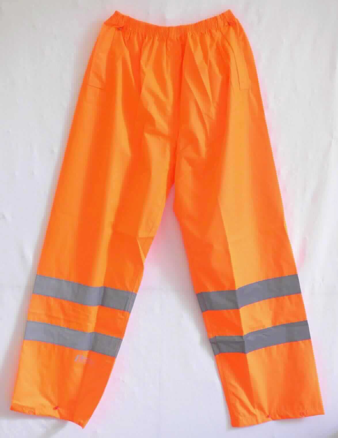 Lange Hose, sog. Warnschutz-Regenhose, - Orange - EN471 EN343, Artikel RHO, Größe S, Foto siehe Anlage,
- in einem Polybeutel verpackt,
- aus ca. 0,1 mm dicken, einfarbigen, einseitig (Innenseite) mit Kunststoff (laut Antrag: Polyurethan, kein 
  Zellkunststoff) überzogenen Geweben der Position 5903 aus laut Antrag 100 % Polyester (synthetische 
  Chemiefasern), 
- in der Taille abschließend; mit einem elastischen Taillenbund,
- vorn ohne Öffnung und ohne Verschluss,
- ohne Hinweise auf den Trägerkreis (unisex),
- seitlich mit zwei Eingriffsöffnungen,
- mit knöchellangen Hosenbeinen, mit aufgenähten, reflektierenden Streifen,
- an den Beinabschlüssen durch Umschlagen und Festnähen gesäumt und mit Druckknöpfen zu verengen.

"Kleidung (lange Hose) aus Erzeugnissen der Position 5903, aus Geweben, für Frauen"