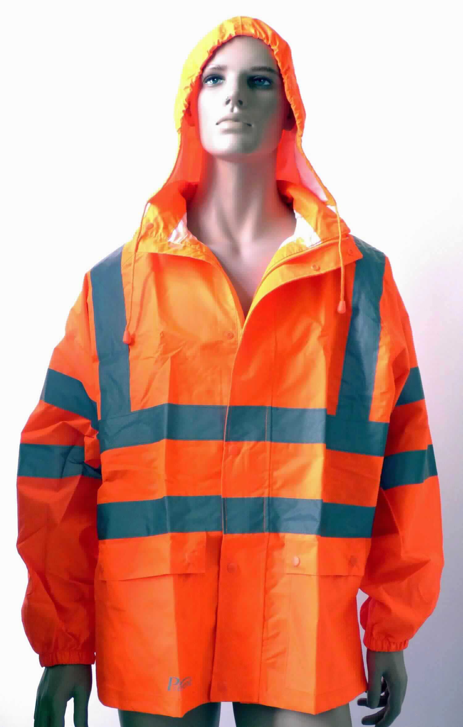 Anorakähnliches Kleidungsstück, sog. Warnschutz-Regenjacke, - Orange - EN471 EN343, Artikel RJO, Größe M,
Foto siehe Anlage,
- in einem Polybeutel mit eingelegter Produktinformation verpackt,
- aus ca. 0,2 mm dicken, einfarbigen, einseitig (Innenseite) mit Kunststoff (laut Antrag: Polyurethan, kein 
  Zellkunststoff) überzogenen Geweben der Position 5903 aus laut Antrag 100 % Polyester (synthetische 
  Chemiefasern), 
- ungefüttert,
- über den Schritt reichend (Rückenlänge: ca. 79 cm), 
- mit einem Stehkragen, mit einrollbarer Kapuze mit Kordelzug,
- vorn mit einer durchgehenden Öffnung mit Reißverschluss; verdeckt von einer Patte mit Druckknopfverschluss
  von links über rechts (Männerkleidung),
- mit langen Ärmeln; an den Ärmelenden elastisch verengt,
- vorn mit zwei aufgesetzten Taschen unterhalb der Taille,
- mit mehreren aufgenähten, ca. 5 cm breiten, reflektierenden Streifen aus Geweben ausgestattet,
- am unteren Rand durch Umschlagen und Festnähen gesäumt,
- wird im Allgemeinen über jeder anderen Kleidung und zum Schutz gegen das Wetter getragen, somit keine
  Jacke.

"Kleidung (anorakähnliches Kleidungsstück), aus Erzeugnissen der Position 5903, aus Geweben, für Männer"