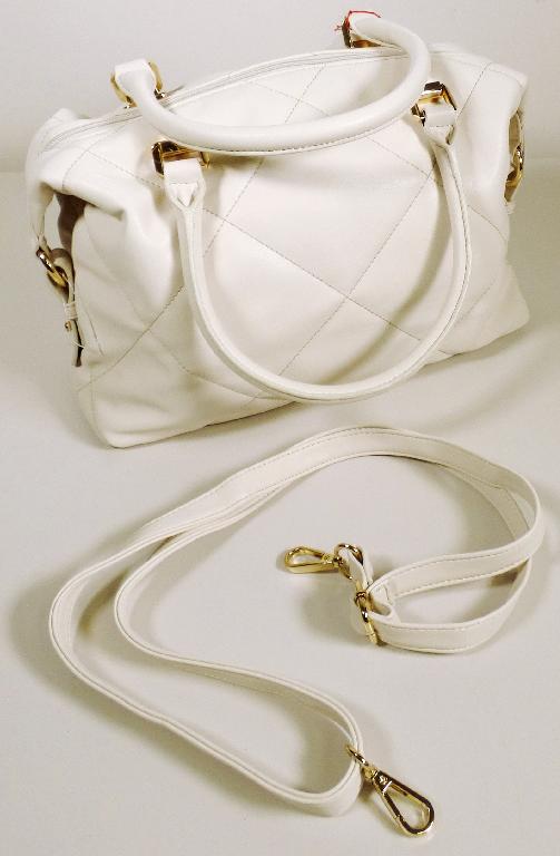Handtasche, sog. Graceland Pearl RD21183, Foto siehe Anlage,
- mit einer Außenseite aus Kunststofffolien (lederartig geprägt),
- mit zwei Handtragegriffen,
- mit einem längenverstellbaren, abnehmbaren Schultertrageriemen,
- mit einem entlang des oberen Rands verlaufenden Reißverschluss zu öffnen,
- gefüttert; innen mit zwei aufgesetzten, offenen Einsteckfächern sowie einem eingesetzten
  Reißverschlussfach ausgestattet,
- in den Abmessungen von ca. 35 cm (Breite) x 25 cm (Höhe) x 12 cm (Tiefe),
- Handtasche, da aufgrund der Form, der Größe und des Gesamteindrucks in erster Linie dazu geeignet,
  kleinere, persönliche Gegenstände aufzunehmen.

"Handtasche, mit Außenseite aus Kunststofffolien"