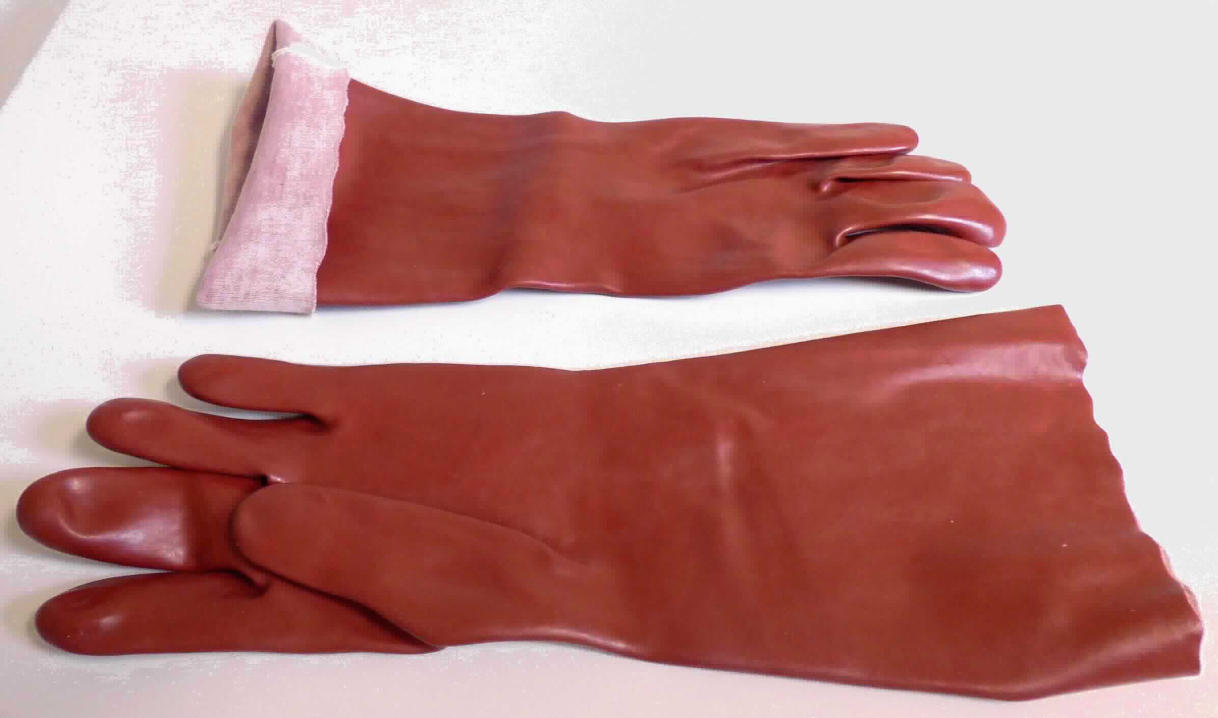 Fingerhandschuhe, sog. PVC-Handschuh, Art: PL-P45, Größe 10/XL, Foto siehe Anlage,
- als Fünffingerhandschuhe gearbeitet,
- aus einfarbigen Gewirken aus Spinnstoffen,
- die in einem Arbeitsgang hergestellten Handschuhe sind einseitig (Außenseite) im Tauchverfahren mit Kunststoff
  (laut Antrag: PVC