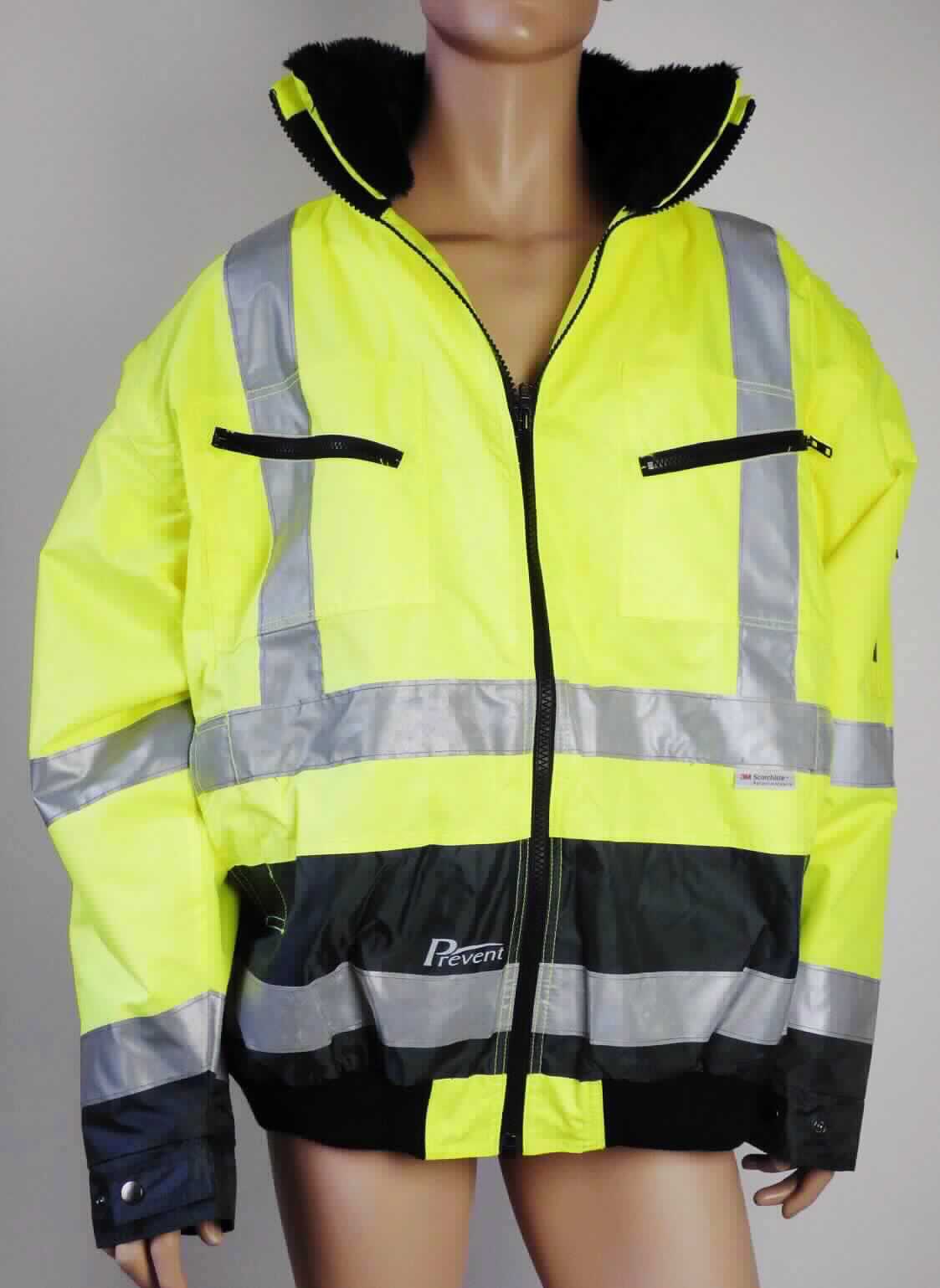 Blouson, sog. Jacke, Art. 174ZG, Größe 2XL, Foto siehe Anlage,
- gemeinsam mit einem an einer Schlaufe befestigten Kunststofftütchen mit einem Ersatzstopper und einer 
  Ersatzendhülse aus Kunststoff sowie einem kurzen Garnabschnitt aus Spinnstoffen in einem Polybeutel verpackt; 
  der Ersatzstopper und die -endhülse für die Kapuzenkordel sowie der Garnabschnitt sind geringwertig und im 
  Hinblick auf die Verwendung als unbedeutend zu betrachten, sie ändern das Wesen der Hauptware nicht und 
  sind deshalb wie der Blouson einzureihen,
- aus unterschiedlichen, ca. 0,3 mm dicken, einfarbigen (gelb und dunkelblau), einseitig (Innenseite) wahrnehmbar 
  mit Kunststoff (kein Zellkunststoff) überzogenen Geweben der Position 5903 aus laut Antrag 100 % Nylon 
  (synthetische Chemiefasern),
- durchgehend leicht gefüttert; zusätzlich mit einem heraustrennbaren Futter aus Plüschgewirken, das aufgrund der 
  Ausstattung (u. a. auch im Nacken verlaufender Reißverschluss) nicht separat als Kleidungsstück getragen 
  werden kann,
- über den Schritt reichend (Rückenlänge: ca. 78 cm), 
- mit einem Stehkragen, der auf der Innenseite mit einem Einsatz aus gerauten Gewirken (Fleece) ausgestattet ist;
  innen mit einem zusätzlichen, mittels Reiß- und Klettverschluss abtrennbaren, auf der Außenseite aus Geweben, 
  auf der Innenseite aus Plüschgewirken bestehenden Kragen; mit einrollbarer Kapuze mit Kordelzug und 
  Kunststoffstopper,
- vorn mit einer durchgehenden Öffnung mit einem bis in die Kragenspitzen reichenden Reißverschluss,
- ohne Hinweise auf den Trägerkreis (unisex),
- mit heraustrennbaren langen Ärmeln, die über den unteren Rand des Kleidungsstücks hinausreichen; an den 
  Abschlüssen mit einem Druckknopfriegel zu verengen,
- vorn mit zwei aufgesetzten Brusttaschen, einer aufgesetzten Tasche auf dem linken Ärmel und zwei eingesetzten 
  Taschen unterhalb der Taille,
- mit mehreren, aufgenähten, ca. 5 cm breiten, reflektierenden Streifen aus Geweben ausgestattet,
- auf der rechten Seite mit einem Schriftzug bedruckt,
- am unteren Rand mit einem angesetzten, verengenden Bund aus gerippt gewirkten Gewirken,
- wird im Allgemeinen über jeder anderen Kleidung und zum Schutz gegen das Wetter getragen, somit keine
  Jacke.

"Kleidung (Blouson) aus Erzeugnissen der Position 5903, aus Geweben, für Frauen"