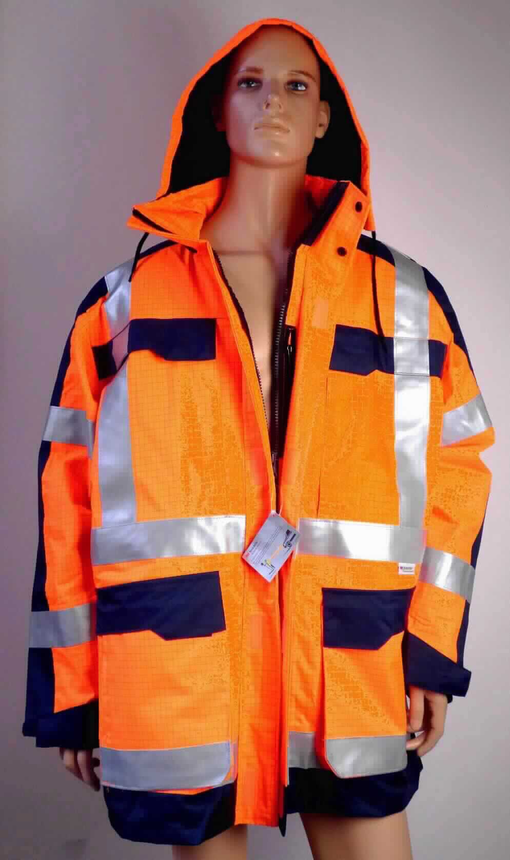 Anorak, sog. Mantel / Jacke, Art. 3880, Größe XL, Foto siehe Anlage,
- in einem Polybeutel mit eingelegter Produktionformation verpackt,
- aus unterschiedlichen, ca. 0,3 mm dicken, buntgewebten, einseitig (Innenseite) wahrnehmbar mit Kunststoff 
  (kein Zellkunststoff) überzogenen Geweben der Position 5903 aus laut Antrag 98 % Polyester (synthetische
  Chemiefasern) und 2 % Carbon (Kohlenstofffasern),
- durchgehend gefüttert; zusätzlich mit einem heraustrennbaren Futter aus beidseitig gerauten Gewirken 
  (sog. Fleece), das aufgrund der Ausstattung (u. a. auch im Nacken verlaufender Reißverschluss) nicht separat als
  Kleidungsstück getragen werden kann,
- über den Schritt, jedoch nicht über den halben Oberschenkel reichend (Rückenlänge: ca. 94 cm); somit kein 
  Parka oder Mantel, 
- mit Stehkragen, mit heraustrennbarer, einrollbarer Kapuze mit Kordelzug,
- vorn mit einer durchgehenden Öffnung mit einem bis in die Kragenspitzen reichenden Reißverschluss, verdeckt 
  von einer Patte von rechts auf links, die wiederum von einer von links auf rechts überlappenden Patte mit 
  Druckknopf- und Klettverschluss verdeckt wird (Männerkleidung),
- mit langen Ärmeln; an den Ärmelenden mit Klettriegeln zu verengen, 
- im Taillenbereich mit einem Tunnelzug zu verengen,
- vorn mit vier aufgesetzten Taschen mit Klett- bzw. Reißverschluss und einer Tasche auf dem linken Ärmel,
- mit mehreren, aufgenähten, ca. 5 cm breiten, reflektierenden Streifen aus Geweben ausgestattet,
- am unteren Rand durch Umschlagen und Festnähen gesäumt,
- wird im Allgemeinen über jeder anderen Kleidung und zum Schutz gegen das Wetter getragen, somit keine
  Jacke.

"Kleidung (Anorak), aus Erzeugnissen der Position 5903, aus Geweben, für Männer"