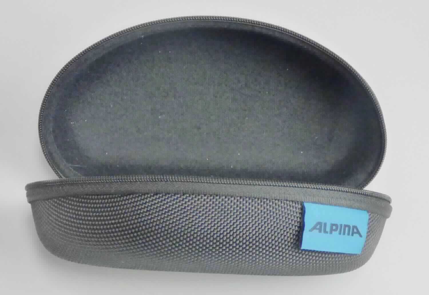 Brillenetui, sog. Alpina case black (Art. Nr. A8299992), Foto siehe Anlage, 
- mit einer Außenseite aus Spinnstoffen auf einer formstabilen Unterlage aus Schaumkunststoff, 
- mit einem dreiseitig umlaufenden Reißverschluss zu öffnen, 
- innen mit Spinnstoff gefüttert, 
- mit den Abmessungen (geschlossen) von ca. 16,5 cm (Länge) x 7 cm (Höhe) x 9 cm (Tiefe), 
- in Form und Größe zur Aufnahme einer zusammengeklappten Brille gearbeitet,
- keine Hinweise auf Handarbeit.

"Brillenetui, Taschen- oder Handtaschenartikel, mit Außenseite aus Spinnstoffen, nicht handgearbeitet"