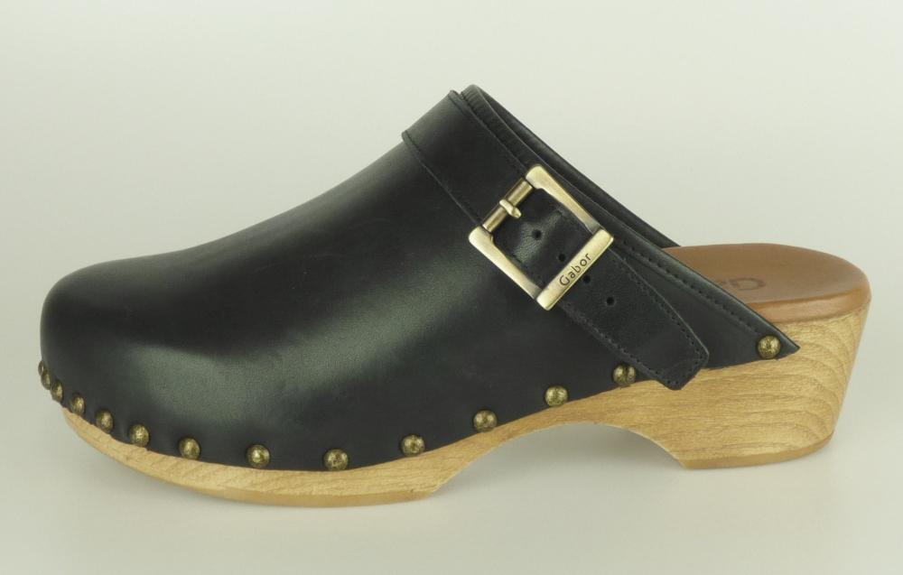 Clogs, lt. Antrag: Freizeitschuhe, Größe 37, Foto siehe Anlage,
- mit Laufsohlen aus (lt. Antrag) Kautschuk/Kunststoff; ohne Hauptsohle aus Holz,
- mit Oberteil (geschlossenes Blatt; somit keine Ware der Unterposition 6403 9911) aus Leder,
- über dem Spann mit einem Riegel mit Schnallenverschluss,
- ohne Metallschutz in der Vorderkappe,
- nicht den Knöchel bedeckend,
- mit einer Länge der Innensohle von ca. 24,2 cm,
- als Frauenschuhe erkennbar.

"Schuhe mit Laufsohlen aus Kautschuk/Kunststoff und Oberteil aus Leder, andere als in
 den Unterpositionen 6403 1200 bis 6403 9991 genannte, für Frauen, andere als in der
 Unterposition 6403 9998 10 genannte"