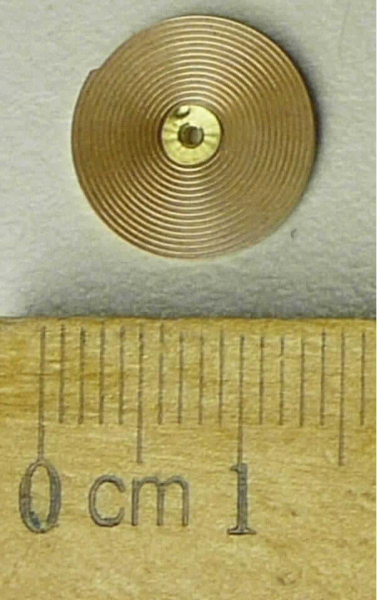 Es handelt sich um flache Federn (Spiralflachfedern) mit einem etwa kreisförmigen Querschnitt, bestehend aus einem spiralförmig gedrehten Band aus einer Kupferlegierung mit gewichtsmäßig vorherrschendem Kupfergehalt. 
Die Erzeugnisse werden in mechanische Messuhren eingebaut.
- Antragstellerangaben - 

Abbildung siehe Anlage.

Derartige Erzeugnisse gehören als "andere Waren aus Kupfer (Federn)" zum TARIC-Code 7419 9930 00.