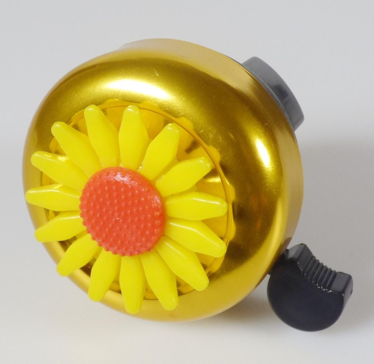 Es handelt sich um Klingeln mit einem nahezu halbkreisförmigen Klingeldeckel aus Aluminium (Durchmesser: etwa 55 mm), mit einfarbiges Verzierung in Form einer Blumenapplikation und einer darunter angebrachten Befestigungsvorrichtung aus Kunststoff sowie einer Befestigungsschraube aus unedlem Metall. Durch Betätigen eines Klöppels wird der Klingeldeckel in Schwingung gebracht und erzeugt dadurch ein Klanggeräusch. Die Erzeugnisse werden an Lenkern von Fahrrädern angebracht und dienen als Fahrradklingel. Die sogenannten "Fahrradglocken Flower" können unterschiedliche Farben aufweisen (wie gelb, rot, silber). Sie sind auf einem Pappheader verpackt.
- Materialangaben lt. Antragsteller -
Abbildung siehe Anlage.

Derartige Erzeugnisse gehören als "Glocken, Klingeln, Gongs und ähnliche Waren, nicht elektrisch, aus unedlen Metallen" zum TARIC-Code 8306 1000 00.