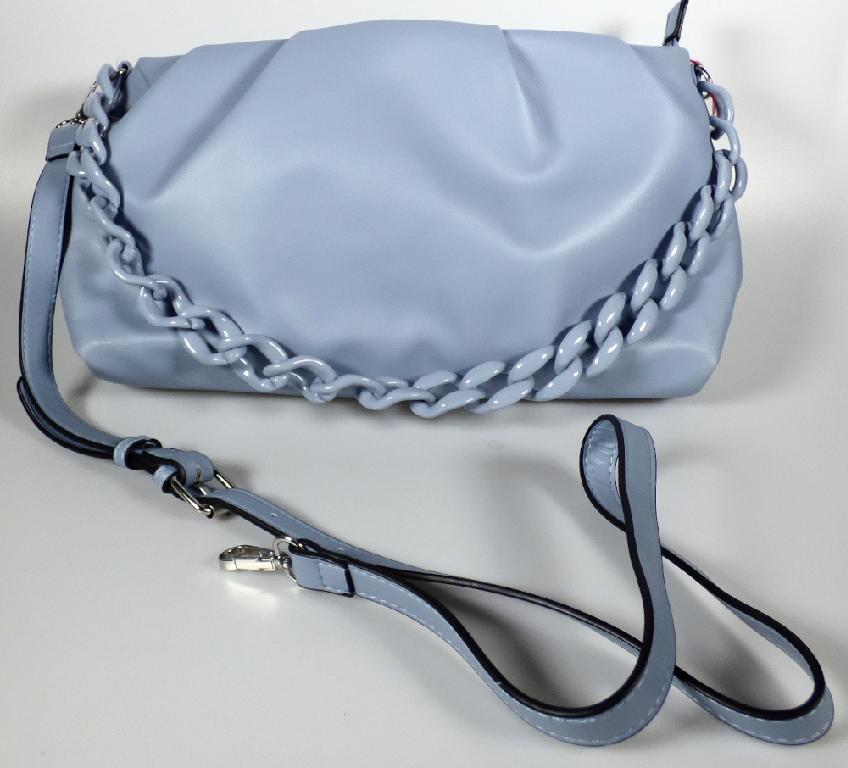 Handtasche, sog. catwalk CF2106002, Foto siehe Anlage,
- mit einer Außenseite aus Kunststofffolien (lederartig geprägt),
- mit einem Handtragegriff in Form einer Gliederkette aus Kunststoffen,
- mit einem längenverstellbaren, abnehmbaren Schultertrageriemen,
- mit einem entlang des oberen Rands verlaufenden Reißverschluss zu öffnen,
- gefüttert; innen mit einem aufgesetzten, offenen Einsteckfach sowie einem eingesetzten
  Reißverschlussfach ausgestattet,
- in den Abmessungen von ca. 35 cm (Breite) x 20 cm (Höhe) x 9 cm (Tiefe),
- Handtasche, da aufgrund der Form, der Größe und des Gesamteindrucks in erster Linie dazu geeignet,
  kleinere, persönliche Gegenstände aufzunehmen.

"Handtasche, mit Außenseite aus Kunststofffolien"