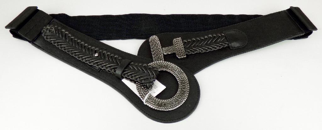 Ziergürtel, sog. Stretchgürtel, Foto siehe Anlage,
- mit einer Breite von ca. 6 cm und einer Länge von ca. 105 cm (einschließlich Verschluss),
- laut Untersuchungsergebnis:
-- im Mittelteil aus annähernd rechteckigen, schuppenartig auf eine Unterlage aus einem elastischen
   Gewebe aus Spinnstoffen aufgenähten Zuschnitten aus durch Kleben miteinander verbundenen,
   dreilagigen Flächenerzeugnissen:
--- mit einer Außenlage (Schauseite) aus Gewirken, die auf der Außenseite mit geprägtem Zellkunststoff
    (Zellstruktur erkennbar) überzogen sind; die Gewirke sind dicht und geraut und dienen damit nicht nur
    der Verstärkung (Meterware der Position 5903),
--- mit einer Zwischenlage aus rekonstituiertem Leder,
--- mit einer Innenlage aus Vliesstoffen, die auf der Außenseite mit geprägtem Zellkunststoff (Zellstruktur
    erkennbar) überzogen sind; die Vliesstoffe sind dünner als der Zellkunststoff, weisen keine weitere 
    Bearbeitung auf und dienen damit nur der Verstärkung (Flächenerzeugnis des Kapitels 39),
-- an beiden Enden mit einem Zuschnitt aus durch Kleben miteinander verbundenen, dreilagigen Flächen-
   erzeugnissen der wie oben beschriebenen Art,
-- die Gewirke sind (lt. Antrag) aus 100 % Polyester (synthetische Chemiefasern) gefertigt und weder
   elastisch noch kautschutiert,
- die Zuschnitte an den Enden sind jeweils mit einer aufgebrachten Verzierung aus miteinander ver-
  flochtenen, mehrlagig gearbeiteten Streifen und einem Verschluss aus augenscheinlich unedlem Metall
  versehen,
- durch Zusammenfügen konfektioniert,
- individuelles (selbstständiges) Einzelstück, das eine Ergänzung von Kleidung darstellt,
- insbesondere im Hinblick auf das äußere Erscheinungsbild bestimmen die die Schauseite bildenden
  Gewirke den wesentlichen Charakter der Ware; somit keine Ware des Kapitels 39 und der Position
  6217.

"Anderes konfektioniertes Bekleidungszubehör (Gürtel), aus (weder elastischen noch kautschutierten)
 Gewirken"