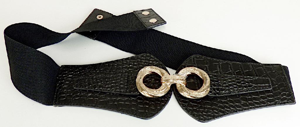 Ziergürtel, sog. Stretchgürtel, Foto siehe Anlage,
- mit einer Breite von ca. 6 cm und einer Länge von ca. 98,5 cm (einschließlich Verschluss),
- laut Untersuchungsergebnis:
-- im Bereich der beiden Vorderteile mehrlagig gearbeitet:
--- mit einer Außenlage (Schauseite) aus Gewirken, die auf der Außenseite mit geprägtem Zell-
     kunststoff (Zellstruktur erkennbar) überzogen sind; die Gewirke sind dicht und geraut und dienen
     damit nicht nur der Verstärkung (Meterware der Position 5903),
--- mit einer Zwischenlage aus rekonstituiertem Leder,
--- mit einer Innenlage aus Vliesstoffen, die auf der Außenseite mit geprägtem Zellkunststoff
    (Zellstruktur erkennbar) überzogen sind; die Vliesstoffe sind dicker als der Zellkunststoff und
    dienen damit nicht nur der Verstärkung (Meterware der Position 5603),
- mit einem Mittelteil aus elastischen Geweben,
- alle textilen Flächenerzeugnisse sind aus synthetischen Chemiefasern gefertigt,
- auf der Vorderseite mit einer Verzierung aus laut Antrag unedlem Metall versehen,
- hinten mit zwei Druckknöpfen zu schließen,
- durch Zusammenfügen konfektioniert,
- ohne Hinweise auf Handarbeit,
- individuelles (selbstständiges) Einzelstück, das eine Ergänzung von Kleidung darstellt,
- im Hinblick auf den Umfang sind die Gewebe und Vliesstoffe, im Hinblick auf die Verwendung
  als Ziergürtel die Gewirke gegenüber allen anderen Flächenerzeugnissen charakterbestimmend,
  somit verleiht keines der beiden Flächenerzeugnisse der Ware ihren wesentlichen Charakter; sie
  ist damit der von den gleichermaßen in Betracht kommenden Positionen (6117 / 6217) in dieser
  Nomenklatur zuletzt genannten Position zuzuweisen; somit keine Ware des Kapitels 39.

"Anderes konfektioniertes Bekleidungszubehör (Gürtel), aus Geweben und Vliesstoffen, nicht
 handgearbeitet"