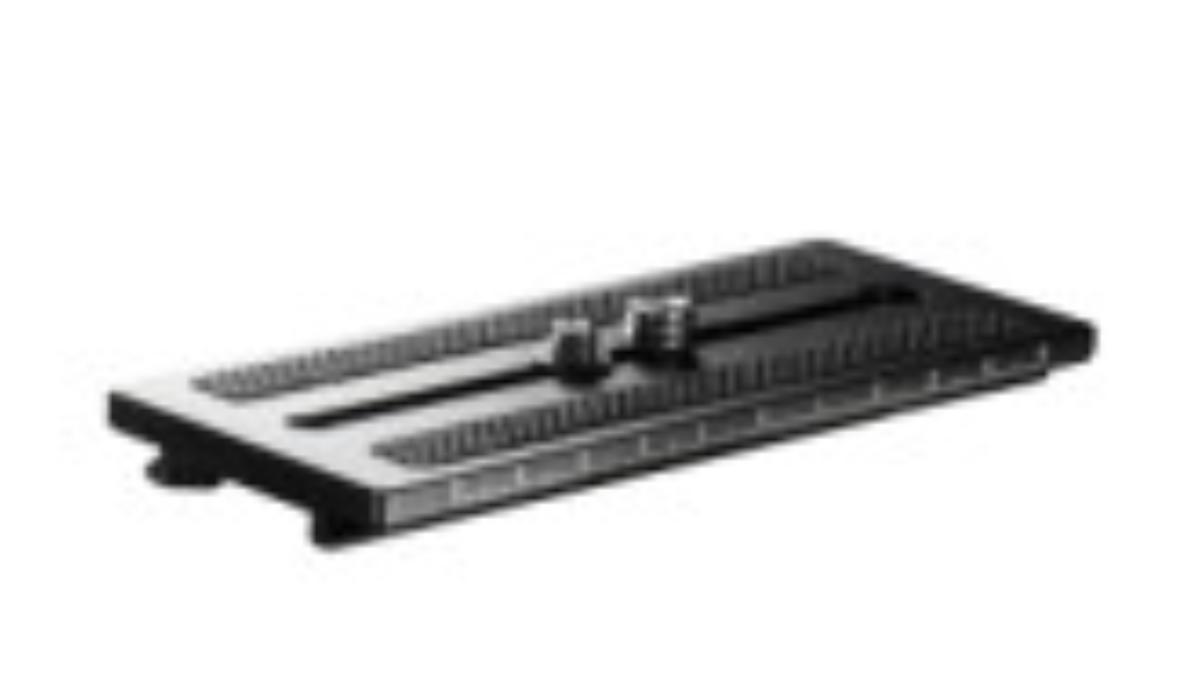 Es handelt sich um eine aus gegossenem Aluminium (Aluminiumlegierung) hergestellte sog. Schnellwechselplatte in den Abmessungen von 130 mm x 50 mm x 10 mm (L x B x H), bestehend aus einer spezifisch geformten, nahezu rechteckigen Aufnahmevorrichtung und zwei darin befestigten Schrauben sowie einer sog. Fallsicherung, je aus Stahl. Die mit einer Skalierung versehene Ware ist auf der Oberseite mit rutschhemmenden Puffern aus Kunststoff oder Kautschuk (sog. Gummierung) ausgestattet. Sie wird an einem Kamerastativkopf (nicht Gegenstand der vZTA) befestigt und dient zur schnellen Montage einer Kamera (ebenfalls nicht Gegenstand dieser vZTA). Die Ware ist in einem Polybeutel verpackt.
Aluminium herrscht gegenüber Stahl gewichtsmäßig vor.
-Antragstellerangaben-

Eine Einreihung in die Position 9620 kommt nicht in Betracht, da Teile und Zubehör für Stative vom Wortlaut dieser Position nicht erfasst sind. Auch eine Einreihung in das Kapitel 90 ist ausgeschlossen, da die Schnellwechselplatte für die Befestigung von verschiedenen Kameras (z. B. Fotoapparat, Digitalkamera) geeignet ist und somit kein Zubehör vorliegt, das erkennbar hauptsächlich für einen analogen Fotoapparat oder für ein Blitzlicht des Kapitels 90 bestimmt ist.

Abbildung siehe Anlage.

Derartige Erzeugnisse gehören als "andere (als in den Unterpositionen 7616 10 und 7616 91 genannte) Waren aus Aluminium, gegossen, andere als solche der TARIC-Codes 7616 9910 10 bis 7616 9910 91" zum TARIC-Code 7616 9910 99.