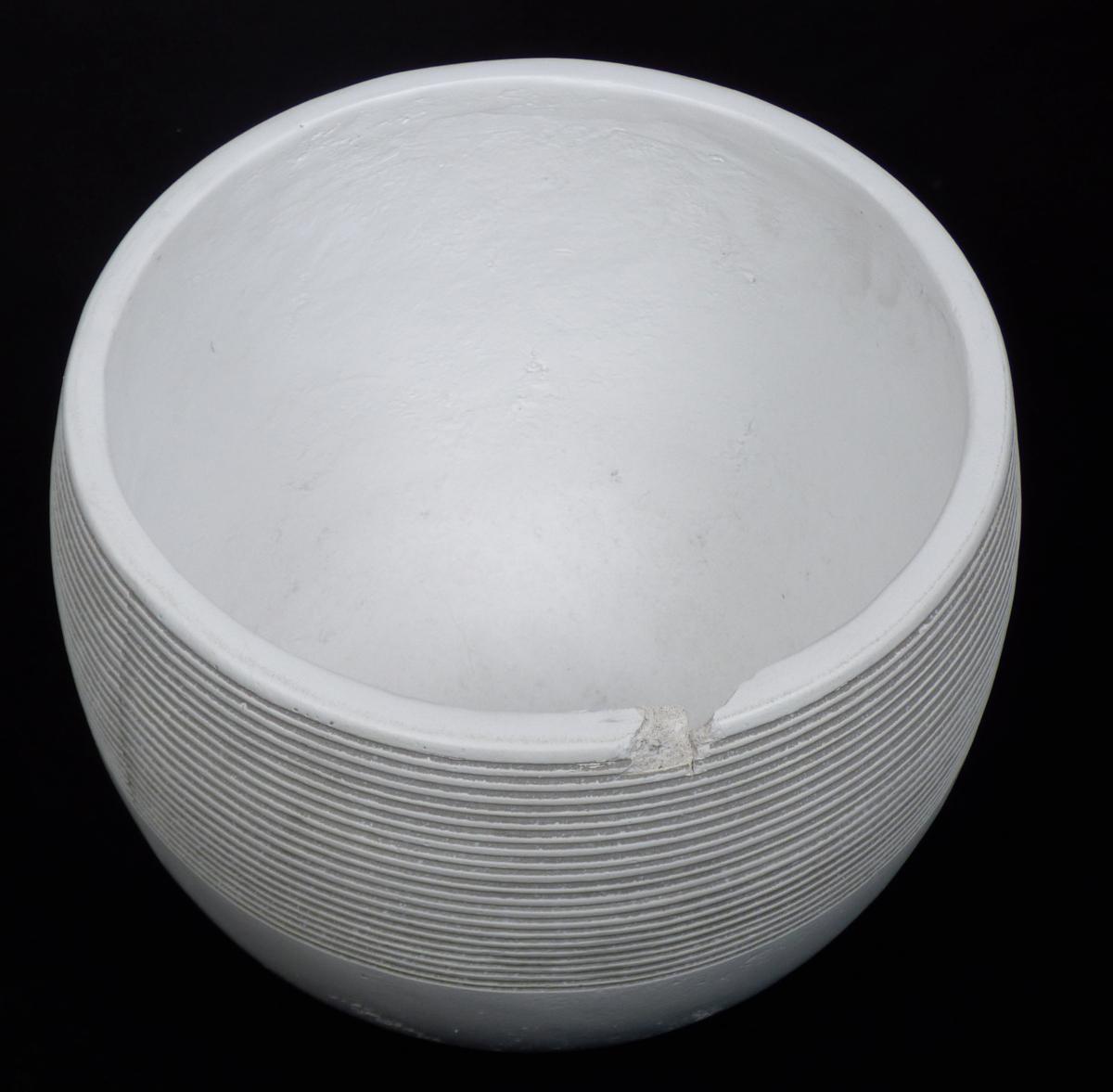 Angaben:
Pflanzgefäß Gent mit Entwässerungsloch; in verschiedenen Ausführungen; Farbe: creme; Material: 50 % Zement, 20 % Sand, 27 % Terrazzo, 2 % Glasfaser, 1 % Farbpigment.

Warenbeschaffenheit:
Cremefarbener Pflanztopf (Höhe: ca. 23 cm; Durchmesser ca. 26 cm); aus mineralischem, zementartigem Material, mit losen Fasern durchzogen.

Befund:
Ware aus Asbestzement, Cellulosezement oder dergleichen, keinen Asbest enthaltend.
