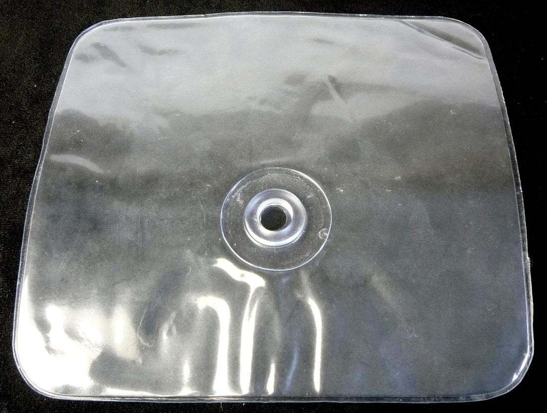 Nach den Angaben der Antragstellerin sowie der vorliegenden Abbildung handelt es sich um einen Beutel aus miteinander verschweißten Folien aus Polyvinylchlorid (PVC, Kunststoff im Sinne der Anmerkung 1 zu Kapitel 39).
Der im flachliegenden Zustand etwa 19 x 18 cm große Beutel ist auf der Oberseite mit einer Öffnung in Form einer Öse (Ø ca. 12 mm) versehen.
Die Ware wird an Dynamos befestigt und dient der Aufnahme überschüssiger Schmierfette. Jeweils 500 Beutel sind in einem Karton verpackt.

Derartige Erzeugnisse werden zolltarifrechtlich als "Transport- oder Verpackungsmittel aus Kunststoffen, Beutel aus Polyvinylchlorid" eingereiht.