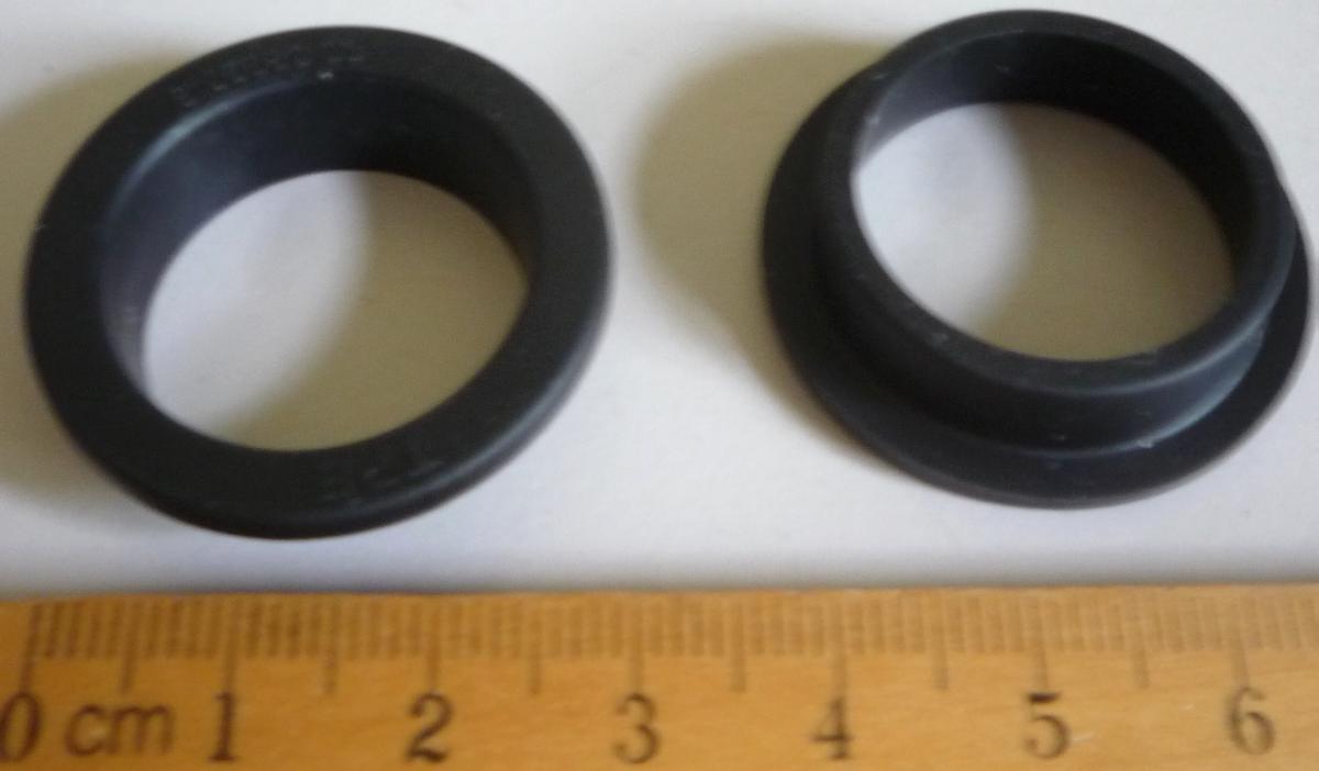 Nach den Antragsangaben sowie dem vorgelegten Warenmuster handelt es sich um einen schwarzen Dichtungsring (sog. Dichtungsbuchse, 8106680 03) aus einem Kunststoff im Sinne der Anmerkung 1 zu Kapitel 39 (lt. Prägung aus TPE = Thermoplastische Elastomere) zur Verwendung in Pflanzgefäßen. Die elastische, im Querschnitt L-förmige Ware weist einen Außendurchmesser von ca. 32 mm und einen Innendurchmesser von ca. 22 mm auf.

Zolltarifrechtlich handelt es sich um eine "andere Ware aus Kunststoffen, nicht von den TARIC-Codes 3926 1000 00 bis 3926 9097 77 erfasst".