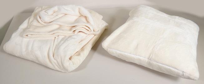 Sog. Decken & Kissen Set, creme, Art. 9982734, Foto siehe Anlage,
- Warenzusammenstellung, bestehend aus einer Decke und einem Kissen, zur Befriedigung eines 
  speziellen Bedarfs zusammengestellt und mit einer eingelegten Pappe und einem um beide 
  Bestandteile gewundenen bzw. zu einer Schleife gebundenen Gewebeband in einer laut Antrag 
  Umverpackung für den Einzelverkauf aufgemacht, 
- Decke:
-- rechteckig, in den Abmessungen (L x B) von ca. 225 cm x 155 cm, 
-- einlagig, aus einfarbigen Plüschgewirken aus laut Antrag 100 % Polyester (synthetische 
   Chemiefasern), 
-- an den Rändern durch Umschlagen und Festnähen gesäumt (konfektioniert), 
-- ohne elektrische Heizvorrichtung, 
- Kissen: 
-- quadratisch, mit Seitenlängen von ca. 45 cm, 
-- mit einer Hülle aus Vliesstoffen und einer Füllung aus Wattierungsstoffen (jeweils aus laut Antrag 
   100 % Polyester)
-- mit einem mittels Reißverschluss abnehmbaren Bezug aus den o. g. Plüschgewirken,
- im Hinblick auf die Verwendung sind beide Bestandteile gleichbedeutend, im Hinblick auf den 
  Umfang verleiht jedoch die Decke der Warenzusammenstellung ihren wesentlichen Charakter. 

"Decke, aus Spinnstoffen, ohne elektrische Heizvorrichtung, aus synthetischen Chemiefasern, 
  aus Gewirken"
