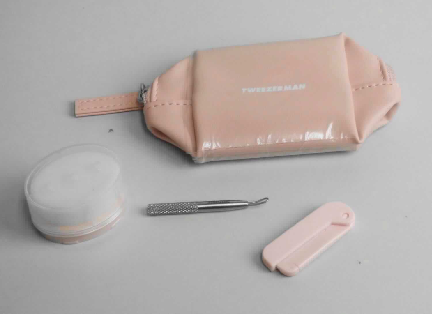 Bei dem sog. "Gesichtspflege-Set, Art. Nr. 58400-419-0 (TWZ 4268-R) Complexion Prep To Go" handelt es sich um eine Zusammenstellung für die Körperpflege, bestehend aus:
-	einem Mitesserentferner aus unedlem Metall, einem stabförmigen Griff, der an einer Seiten mit einer Schlaufe (arbeitender Teil) versehen ist (ca. 5 cm lang)
-	einer Reinigungsbürste mit Schutzkappe, Griff und ovaler Fassung aus Kunststoff und künstlichen Filamenten     (ca. 1,5 cm lang)
-	einem aufklappbaren Augenbrauenrasierer aus Kunststoff (ca. 5 cm lang) mit einer Klinge aus Metall.

Die Erzeugnisse sind mit einem Etui zur Aufbewahrung (6 X 5 x 10 cm, H x T x B) aus Kunstleder in einer Pappschachtel aufgemacht.

Die Zusammenstellung ist als "Reisezusammenstellung zur Körperpflege" einzureihen.