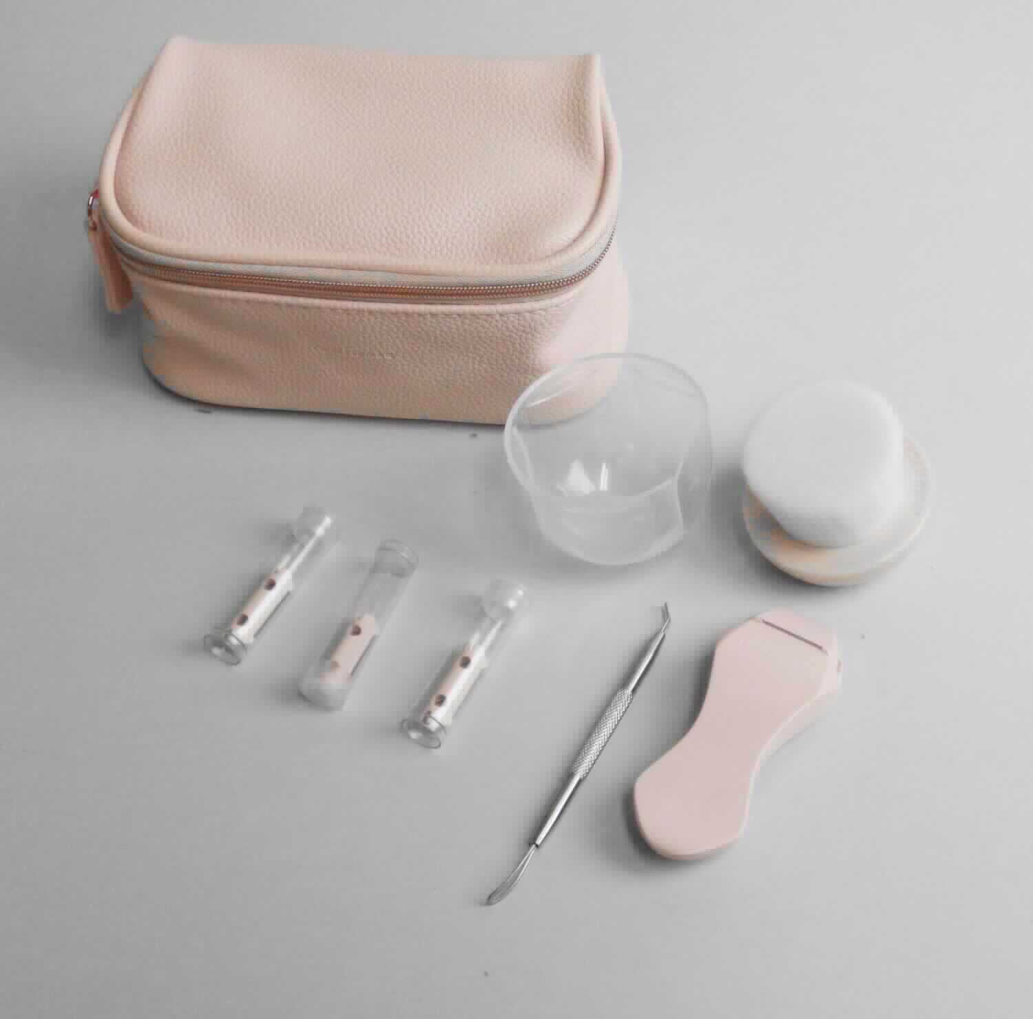 Bei dem sog. "Gesichtspflegeset-Retail, Art. Nr. 58400-395-0 COMPLEXION SKIN PREP KIT(TWZ 4066-R)" handelt es sich um eine Zusammenstellung, bestehend aus:

-	einem Mitesserentferner aus unedlem Metall mit einem stabförmigen Griff, der an beiden Seiten mit einer Schlaufe (arbeitender Teil) in unterschiedlichen Größen versehen ist (ca. 10 cm lang)
-	einer Reinigungsbürste mit Schutzkappe, Griff und runder Fassung aus Kunststoff und künstlichen Filamenten ( ca. 2,5 cm lang)
-	einem Dermaplaner / Gesichtshaar- und Hautschüppchenrasierer aus Kunststoff (ca. 8 cm lang) und drei Ersatzklingen.

Die Erzeugnisse sind in einem Etui aus Kunstleder aufgemacht (8 X 10 x 15 cm, H x T x B). 

Die in einem Karton verpackte Zusammenstellung ist als "Reisezusammenstellung zur Körperpflege" einzureihen.