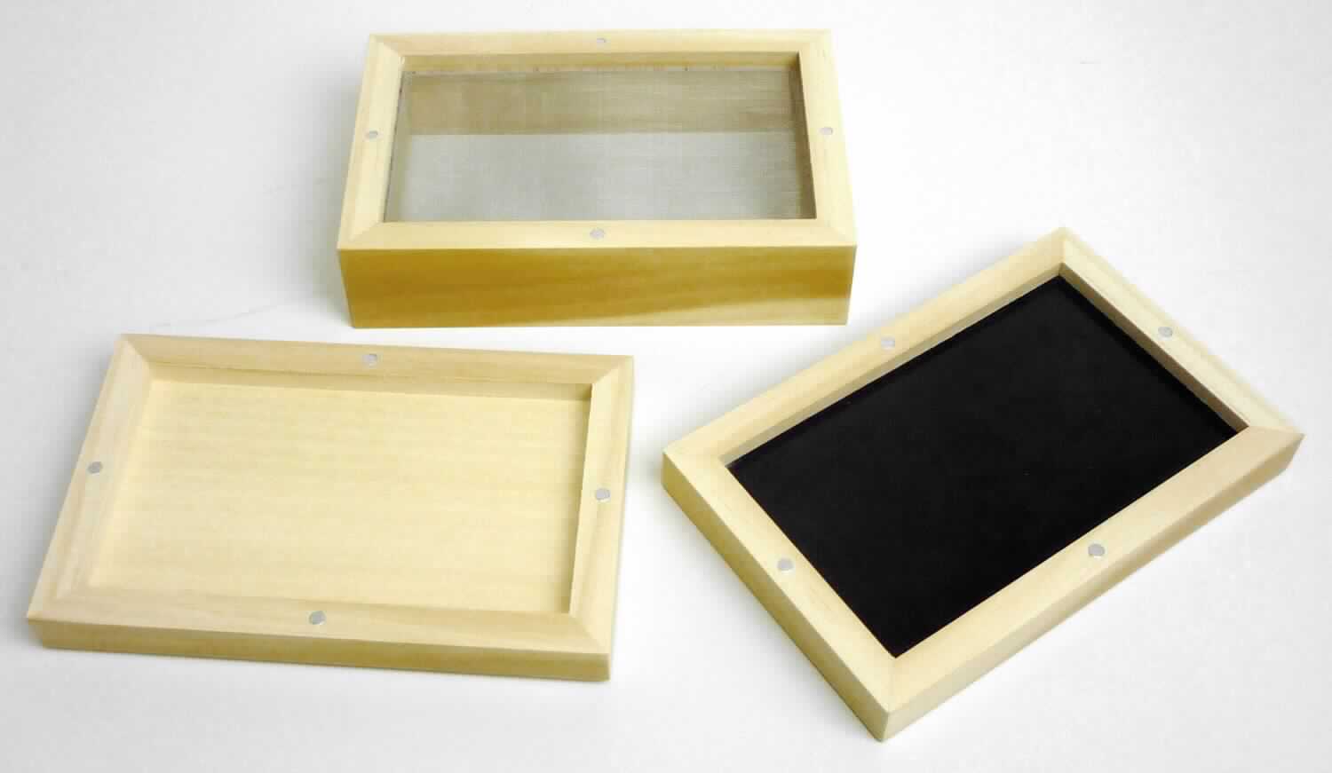 Es handelt sich bei der sog. "Kiste aus Holz mit Magnetverschluss" um eine aus verschiedenen Bestandteilen zusammengesetzte Ware in Form eines Handsiebes und einer Holzkiste. 

Das Sieb besteht aus engmaschigen Metalldrähten und ist auf einem rechteckigen Holzrahmen befestigt; Maße 9 cm x 14 cm. Die Kiste (gleiche Maße) besteht vorwiegend aus Holz, besitzt einen Magnetverschluss zum Abnehmen des Deckels und des Siebes und ist mit einem Kunststoffboden ausgestattet, der die gesiebten Waren (z.B. Tabak, Sand…) aufnehmen kann. 
Da kein charakterbestimmender Bestandteil ermittelbar ist, erfolgt eine Einreihung in die zuletzt genannte, der gleichermaßen in Betracht kommenden Positionen. 

Die in einem Karton verpackte Ware wird als "Handsieb" eingereiht.